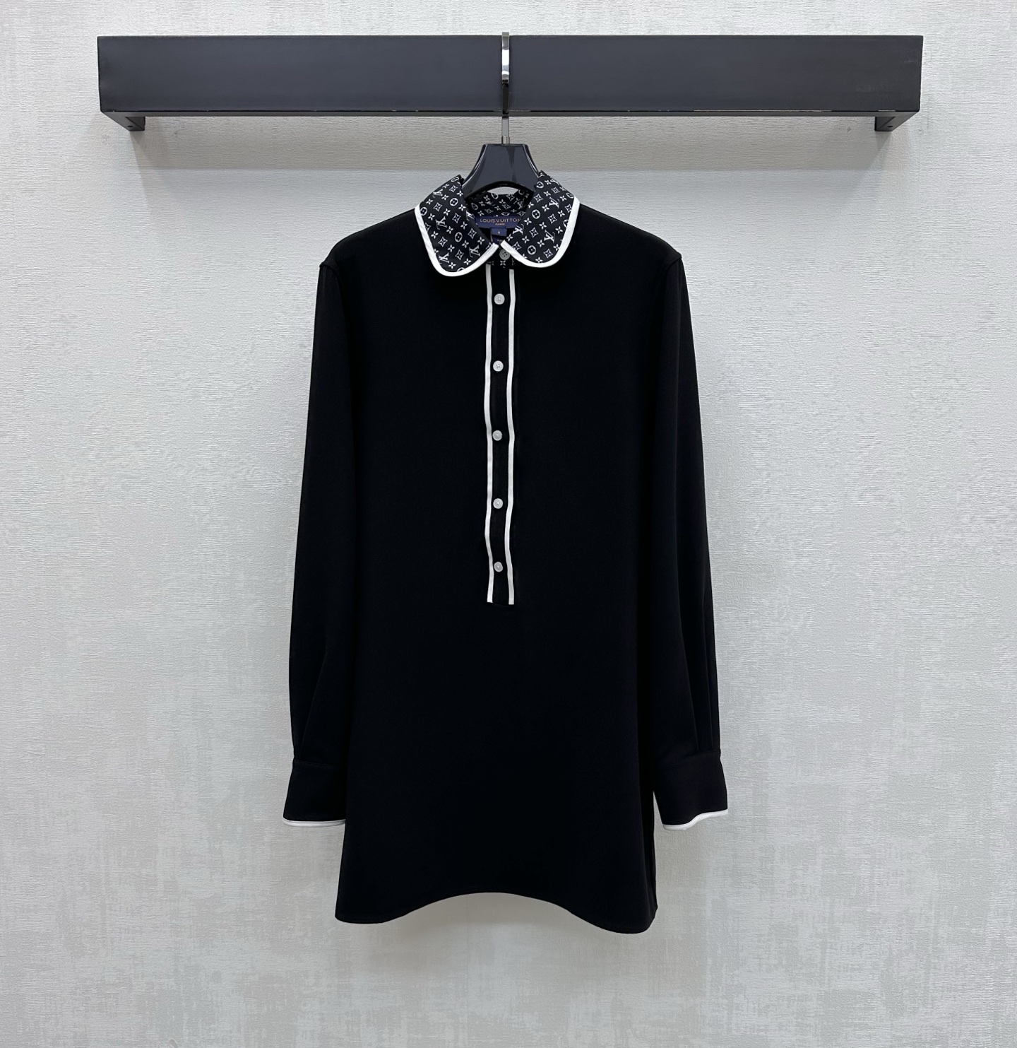 NO:794577,Louis Vuitto*2026 new arrival lapel streamer dress customized YB imported cotton material glossy texture comfortable and delicate iconic four-leaf clover letter logo lapel design highlights the brand tone adjustable decoration with same color laces can be tied more fashionable continue to use half placket button adjustment process to add style layering development of fabric accessories lapel long-sleeved dress tailoring simple and advanced daily commuting and dating wear high version, louis vuitton, skirts,19860909Louis Vuitto*2026新品上架翻领飘带连衣裙定制YB进口全棉材质 质感光泽 舒适细腻 标志性四叶草字母徽标翻领设计 彰显品牌调性 同色系带调节装饰 可松可系更显时髦 沿用半开襟纽扣调节处理 增添造型层次感 面辅料开发 翻领长袖连衣裙剪裁 日常通勤约会穿搭简约高级   高版本,,louis vuitton,skirts,,Women's clothing