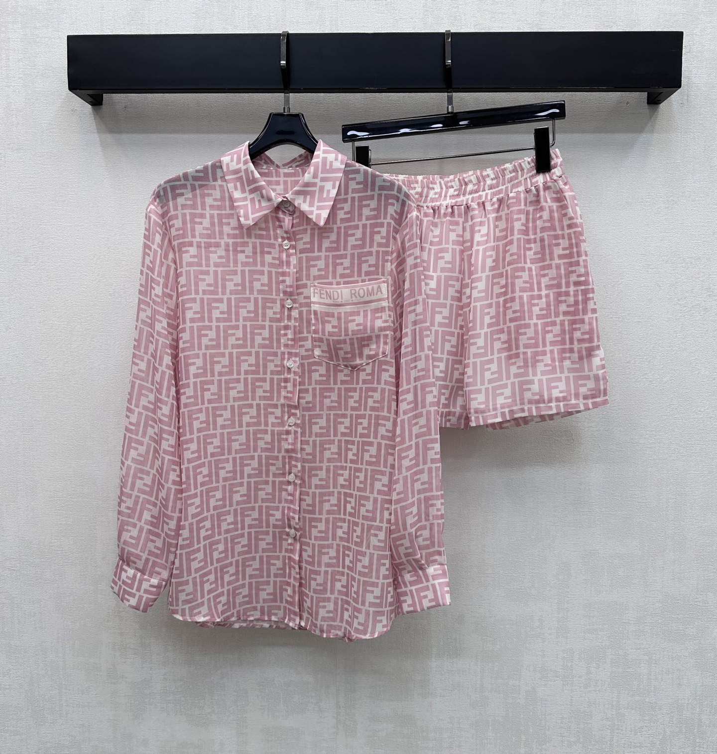 NO:795114,Fend*2026 new products on the shelves printed tulle shirt shorts suit customized YB imported light sheer material Breathable, comfortable and delicate The iconic double F letter logo pattern elements are printed all over the body to highlight the brand tone The placket button adjustment is matched with the single-side pocket decoration on the chest to add a sense of layering to the look Development of surface accessories Lapel shirt high-waist elastic shorts tailoring High-end fashionable daily commuting set High-end 3 colors, fendi, shorts, shirts,19860909Fend*2026新品上架印花薄纱衬衣短裤套装定制YB进口轻薄透纱材质 透气舒适细腻 通体满印标志性双F字母徽标图案元素 彰显品牌调性 开襟纽扣调节配合胸前单侧口袋装饰 增添造型层次感 面辅料开发 翻领衬衫高腰弹力短裤剪裁 日常通勤成套穿搭高级时髦 高版本3色,,fendi,shorts,shirts,,Women's clothing
