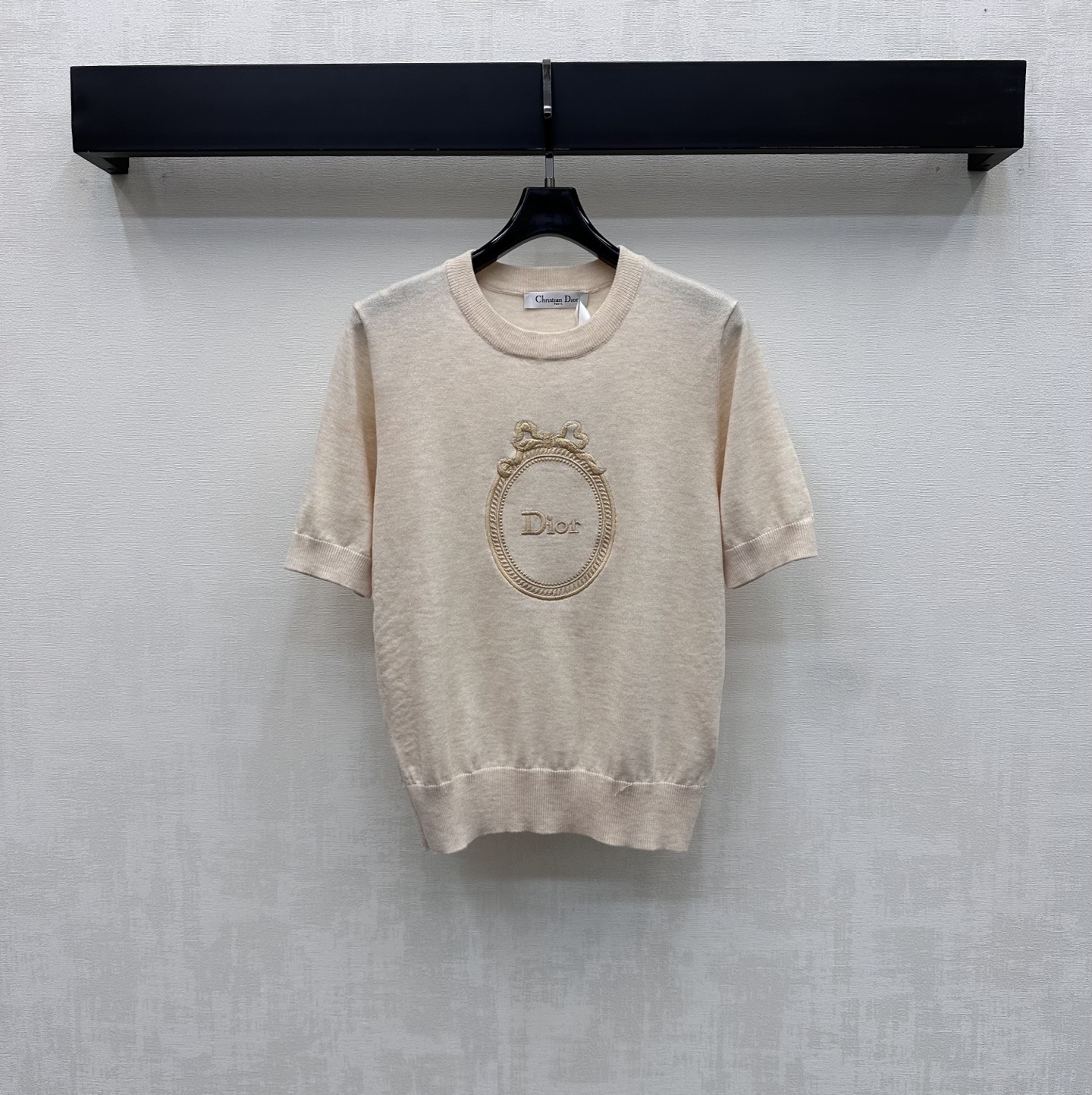 NO:795086,Dio*2026 new products are on the shelves, embroidered logo short-sleeved knitted custom YB imported wool knitted material, soft and skin-friendly, full of texture, iconic letter embroidered logo decoration in the center of the chest, highlighting the brand tone. The collar, cuffs and hem are processed with threaded hemming details to add layering to the look. Fabric and accessories development. Round neck short-sleeved tops are cut in a casual and fashionable style. High version 2 colors, dior, T-shirt,19860909Dio*2026新品上架刺绣徽标短袖针织定制YB进口羊毛针织材质 柔软亲肤 质感十足 胸前居中点缀标志性字母刺绣徽标装饰 彰显品牌调性 领口袖口下摆采用螺纹包边细节处理 增添造型层次感 面辅料开发 圆领短袖上衣版型剪裁 随意搭配穿搭休闲时髦  高版本2色,,dior,T-shirt,,Women's clothing
