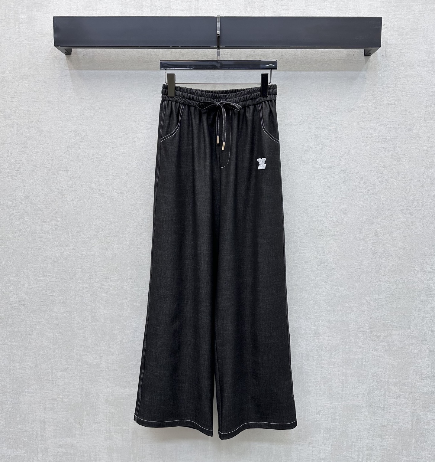 NO:795081,Louis Vuitto*2026 new arrivals, drawstring wide-leg denim trousers, custom-made YB imported Tencel denim material, processed with glossy texture, not easy to wrinkle when worn, more drapey texture, iconic letter embroidered logo decoration on one side pocket, echoing the letter embroidery elements, highlighting the brand tone. The elastic elastic design of the original fabric drawstring at the waist adds a sense of layering to the shape. Three-dimensional open-stitch cutting better fits the human leg line. Development of surface accessories. High-waisted wide-leg trousers cut  The tolerant body shape shows the long legs and good proportions. It can be matched and matched casually with high-end fashion. High version 2 colors, Louis Vuitton,19860909Louis Vuitto*2026 新品上架抽绳阔腿牛仔长裤定制YB进口天丝牛仔材质 工艺处理 质感光泽 穿搭不易皱褶 质感更为垂顺 单侧口袋处点缀标志性字母绣花徽标装饰 呼应字母刺绣元素 彰显品牌调性 腰间本布抽绳弹力松紧设计 增添造型层次感 立体明线裁剪更贴合人身腿部线条 面辅料开发 高腰阔腿长裤剪裁 包容身材展现长腿好比例 随意搭配穿搭高级时髦  高版本2色,,louis vuitton,,Women's clothing