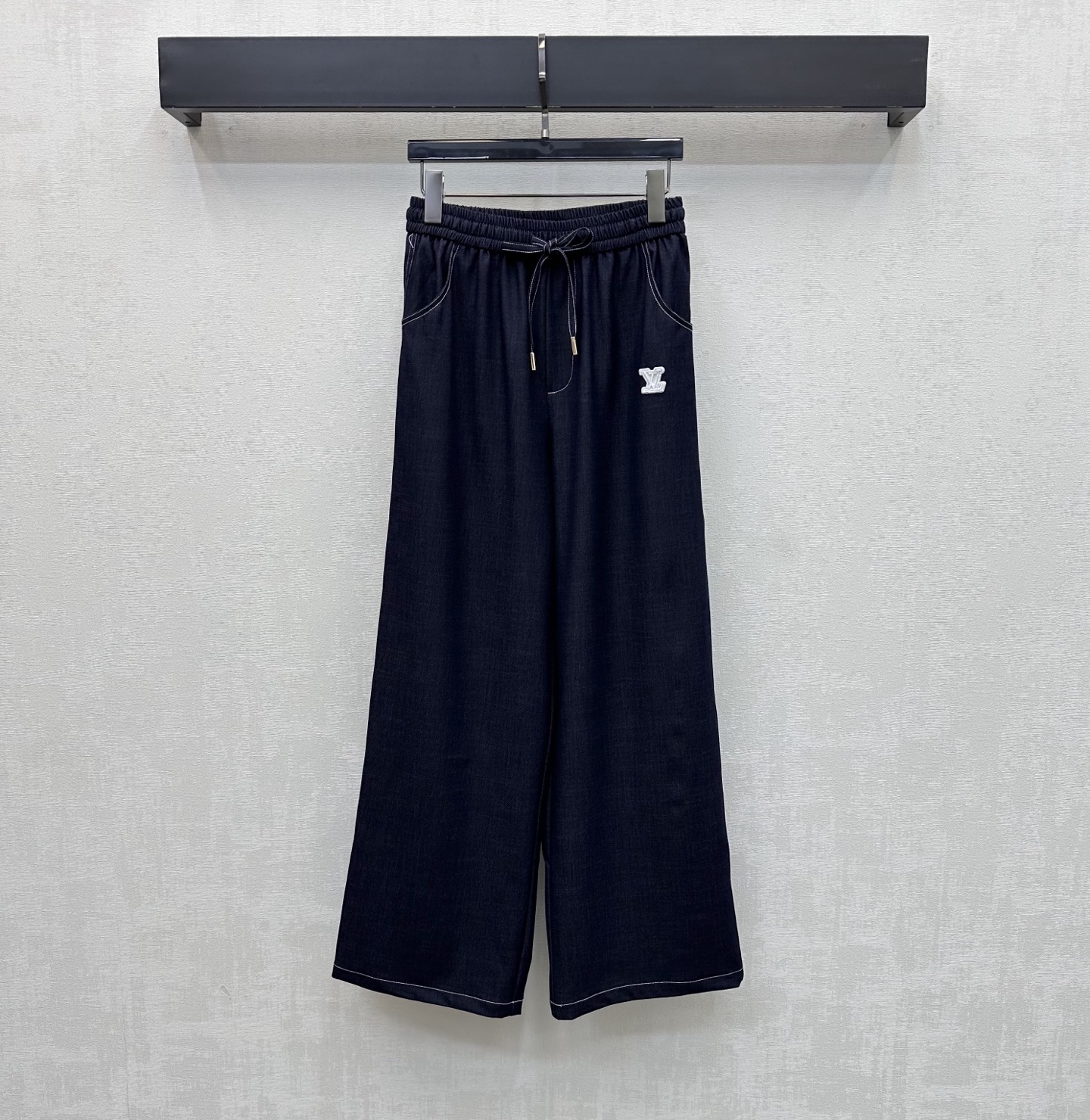 NO:795101,Louis Vuitto*2026 new arrivals, drawstring wide-leg denim trousers, custom-made YB imported Tencel denim material, processed with glossy texture, not easy to wrinkle when worn, more drapey texture, iconic letter embroidered logo decoration on one side pocket, echoing the letter embroidery elements, highlighting the brand tone. The elastic elastic design of the original fabric drawstring at the waist adds a sense of layering to the shape. Three-dimensional open-stitch cutting better fits the human leg line. Development of surface accessories. High-waisted wide-leg trousers cut  The tolerant body shape shows the long legs and good proportions. It can be matched and matched casually with high-end fashion. High version 2 colors, Louis Vuitton,19860909Louis Vuitto*2026 新品上架抽绳阔腿牛仔长裤定制YB进口天丝牛仔材质 工艺处理 质感光泽 穿搭不易皱褶 质感更为垂顺 单侧口袋处点缀标志性字母绣花徽标装饰 呼应字母刺绣元素 彰显品牌调性 腰间本布抽绳弹力松紧设计 增添造型层次感 立体明线裁剪更贴合人身腿部线条 面辅料开发 高腰阔腿长裤剪裁 包容身材展现长腿好比例 随意搭配穿搭高级时髦  高版本2色,,louis vuitton,,Women's clothing