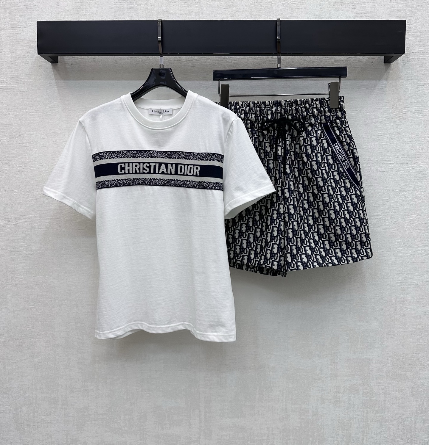 NO:795096,Dio*2026 new arrival jacquard webbing shorts suit customized YB imported material Mercerized, glossy and comfortable The top is decorated with horizontal bar letter logo to add style layering Designed with full-print iconic letter skirt to highlight the brand tone Development of surface accessories Round neck short-sleeved T-shirt drawstring elastic shorts Complete set of retro and fashionable high version, dior, skirts, shorts, T-shirt, tees, t-shirt,19860909Dio*2026新品上架提花织带短裤套装定制YB进口材质 丝光处理 光泽舒适 上衣饰以横杠字母徽标装饰 增添造型层次 配合满印标志性字母半裙设计 彰显品牌调性 面辅料开发 圆领短袖T恤抽绳弹力短裤 成套穿搭复古时髦   高版本,,dior,skirts,shorts,T-shirt,tees，t-shirt,,Women's clothing
