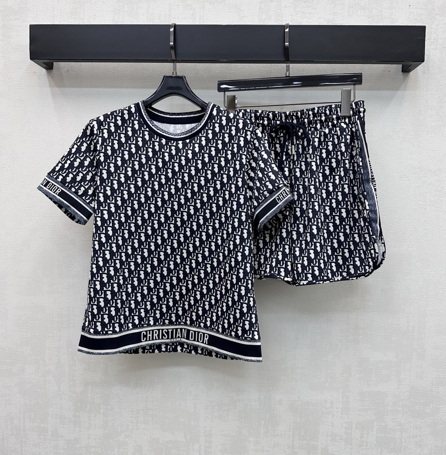 NO:795117,Dio*2026 new product launch printed T-shirt shorts suit customized YB imported material Breathable, comfortable and stylish All-over iconic letter printing pattern highlights the brand tone Striped contrasting design on the cuffs, hem and sides of pants adds layering to the look Development of surface accessories Round neck short-sleeved T-shirt drawstring elastic shorts tailoring Suit wear high-end fashion High version 2 colors, dior, shorts, T-shirt, tees, t-shirt,19860909Dio*2026新品上架印花T恤短裤套装定制YB进口材质 透气舒适有型 通体满铺标志性字母印花图案 彰显品牌调性 袖口衣摆裤侧沿用条纹撞色设计 增添造型层次感 面辅料开发 圆领短袖T恤抽绳弹力短裤剪裁 套装穿搭高级时髦 高版本2色,,dior,shorts,T-shirt,tees，t-shirt,,Women's clothing