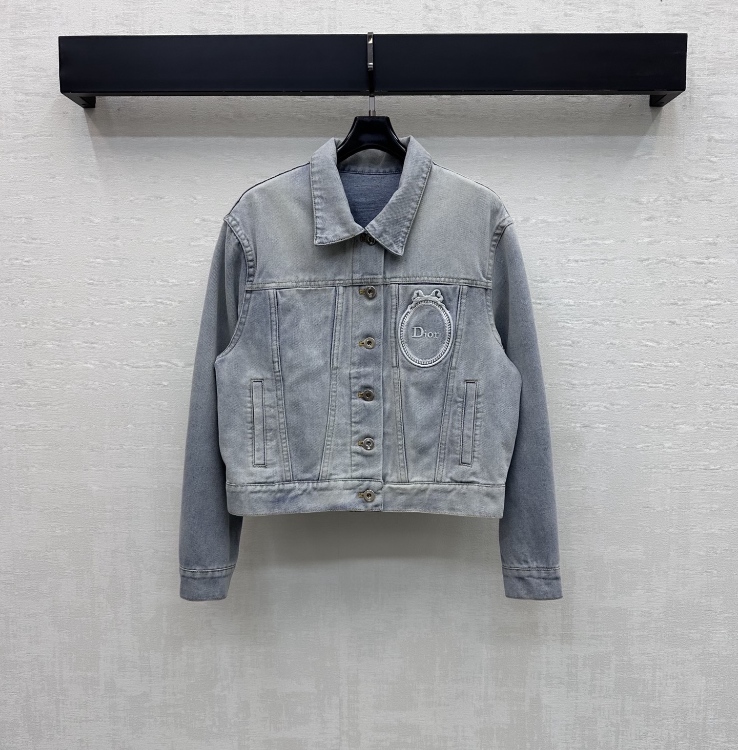 NO:795102,Dio*2026 new arrivals retro embroidered denim jacket, custom made of YB imported twill cotton denim material, crisp, comfortable and stylish, retro washed main tone with nostalgic texture, shoulder version with placket button adjustment design, adding layering to the look, iconic letter embroidery logo decoration on the chest, echoing the engraved leather label on the back, highlighting the brand tone, development of surface accessories, lapel jacket tailoring, can be paired with the same series of trousers, the complete set will increase the waistline and show the length of the legs.  Wear it for daily outings or dates, full of sweetness and coolness. High version,,dior,jackets & coats,jackets & coats,19860909Dio*2026新品上架复古刺绣牛仔外套定制YB进口斜纹全棉牛仔材质 挺括舒适有型 复古水洗主调自带怀旧质感 正肩版型配合开襟纽扣调节设计 增添造型层次感 胸口点缀标志性字母刺绣徽标装饰 呼应后背刻印皮标 彰显品牌调性 面辅料开发 翻领夹克外套剪裁 可搭配同系列长裤 成套组合拉高腰线还显腿长 日常出街还是约会穿搭甜酷感拉满  高版本,,dior,jackets & coats,jackets & coats,,Women's clothing