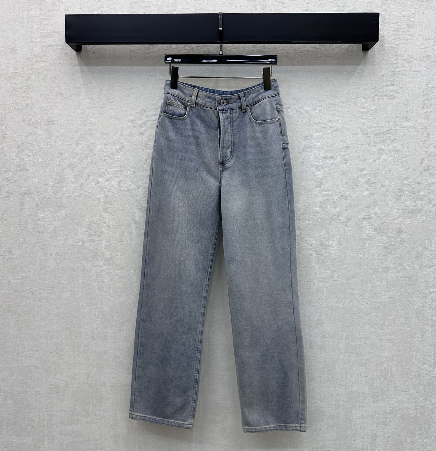 NO:795105,Dio*2026 new arrivals retro denim straight trousers, custom made of YB imported twill cotton denim material, stiff, comfortable and stylish, retro washed main tone with nostalgic texture, symmetrical pockets with placket multi-layer button adjustment design, adding layering to the look, iconic letter-engraved leather label decoration on the back waist, highlighting the brand tone, development of surface accessories, high-waisted buttoned straight trousers cut, can be matched with jackets from the same series, the complete set can raise the waistline and show the length of the legs.  Wear it for daily outings or dates, with a sweet and cool look. High version, dior, jackets & coats,19860909Dio*2026新品上架复古牛仔直筒长裤定制YB进口斜纹全棉牛仔材质 挺括舒适有型 复古水洗主调自带怀旧质感 对称口袋配合开襟多层纽扣调节设计 增添造型层次感 后腰点缀标志性字母刻印皮标装饰 彰显品牌调性 面辅料开发 高腰系扣直筒长裤剪裁 可搭配同系列夹克 成套组合拉高腰线还显腿长 日常出街还是约会穿搭甜酷感拉满  高版本,,dior,jackets & coats,,Women's clothing