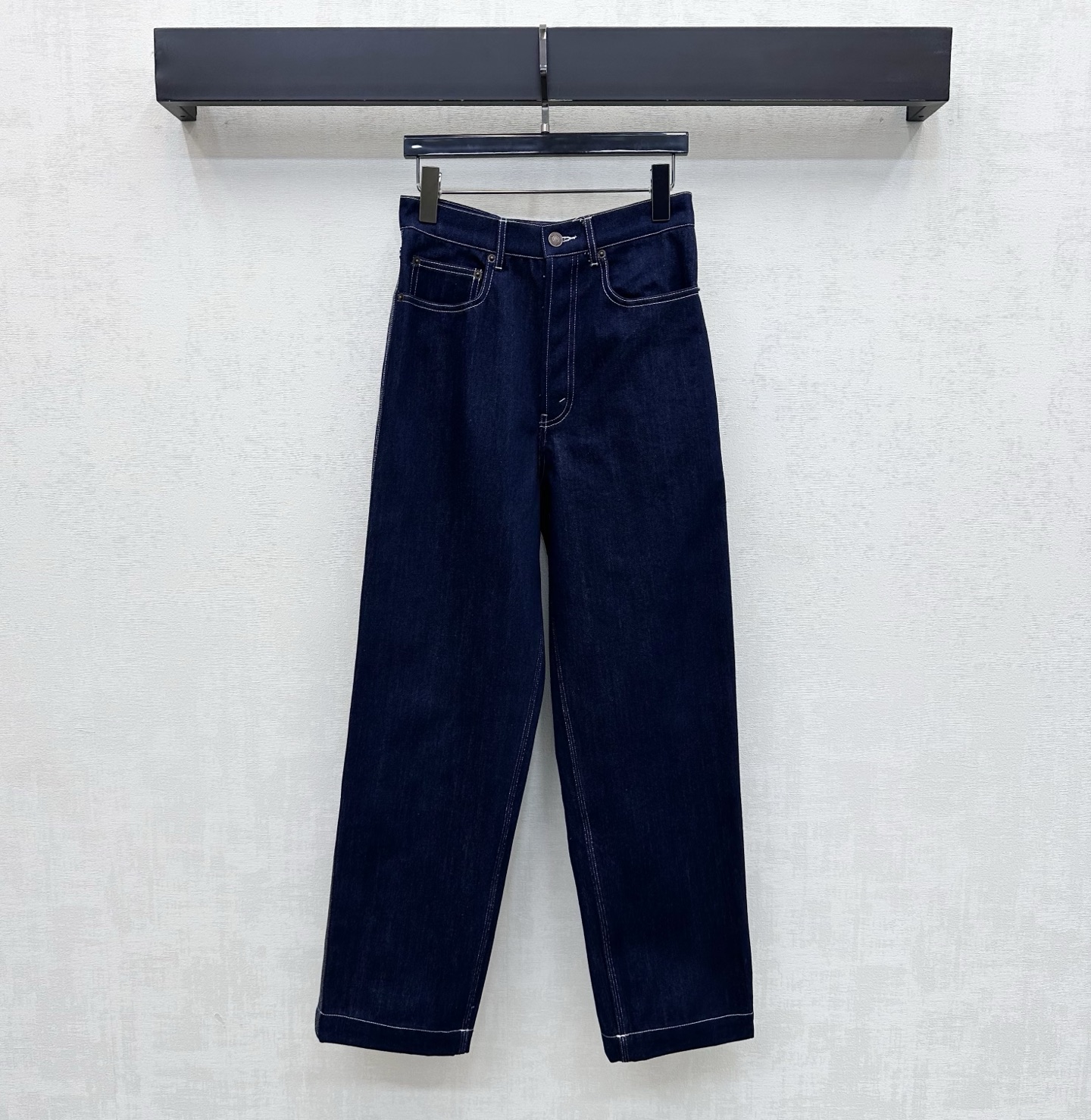 NO:795112,Celin*2026 new arrival leather label denim trousers, customized YB imported twill cotton denim material, very wide and stylish, using old washed blue to restore the retro texture, with single-row engraved button adjustment design, adding layering to the look, iconic letter leather label decoration on the back waist, highlighting the brand tone, surface accessories development, high waist buttoned straight trousers cut, casually matched with tops, simple and advanced, high version,,celine,19860909Celin*2026新品上架皮标牛仔长裤定制YB进口斜纹棉牛仔材质 挺阔有型 沿用做旧水洗蓝还原复古质感纹理 配合单排刻印纽扣调节设计 增添造型层次感 后腰点缀标志性字母皮标装饰 彰显品牌调性 面辅料开发 高腰系扣直筒长裤剪裁 随意搭配上装穿搭简约又高级 高版本,,celine,,Women's clothing
