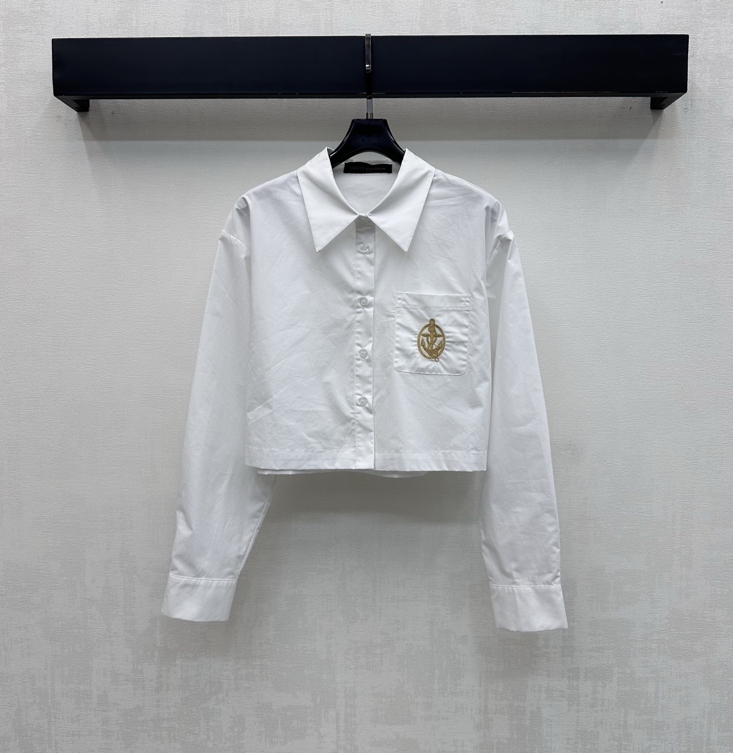NO:795109,Louis Vuitto*2026 new arrivals, embroidered logo short shirt, custom-made YB imported native twill cotton material, breathable and comfortable, full of texture, regular lapel version with small round button adjustment at the placket, adding layering to the look. One side pocket on the chest is embellished with the iconic raft embroidered logo, highlighting the brand tone. Surface accessories development, lapel short long-sleeved shirt tailoring, casually paired with skirts and trousers for daily commuting, high-end fashion, high version, Louis  vuitton,skirts,19860909Louis Vuitto*2026新品上架刺绣徽标短款衬衣定制YB进口原生斜纹全棉材质 透气舒适 质感十足 常规翻领版型配合开襟小圆扣调节处理 增添造型层次感 胸前单侧口袋点缀标志性船筏刺绣徽标装饰 彰显品牌调性 面辅料开发 翻领短款长袖衬衣剪裁 日常通勤随意搭配裙裤装穿搭高级时髦 高版本,,louis vuitton,skirts,,Women's clothing