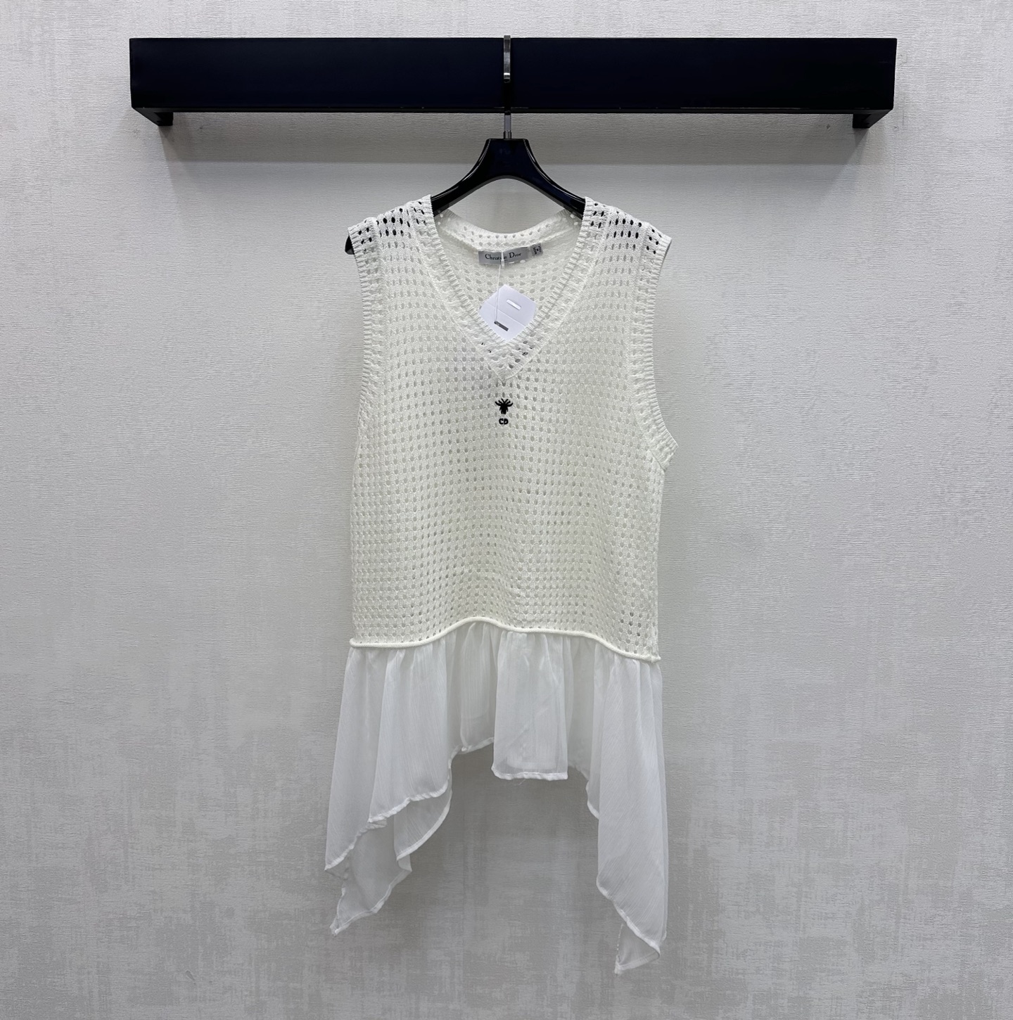 NO:795090,Dio*2026 new products are on the shelves. The patchwork hollow knitted vest is made of custom YB imported cotton thread. It has a high-end texture and is easy to wear. The embroidered hollow texture is used with the irregular splicing sheer design to add layering to the look. The iconic letter bee logo is decorated in the center of the chest to highlight the brand tone. The development of surface accessories. Round neck irregular vest cut. Simple and advanced daily commuting wear. High version 2 colors, dior,19860909Dio*2026新品上架拼纱镂空针织背心定制YB进口棉线材质 质感高级 穿搭松弛 沿用绣花镂空肌理配合不规则拼接透纱设计 增添造型层次感 胸前居中点缀标志性字母蜜蜂徽标装饰 彰显品牌调性 面辅料开发 圆领不规则背心版型剪裁 日常通勤穿搭简约高级 高版本2色,,dior,,Women's clothing