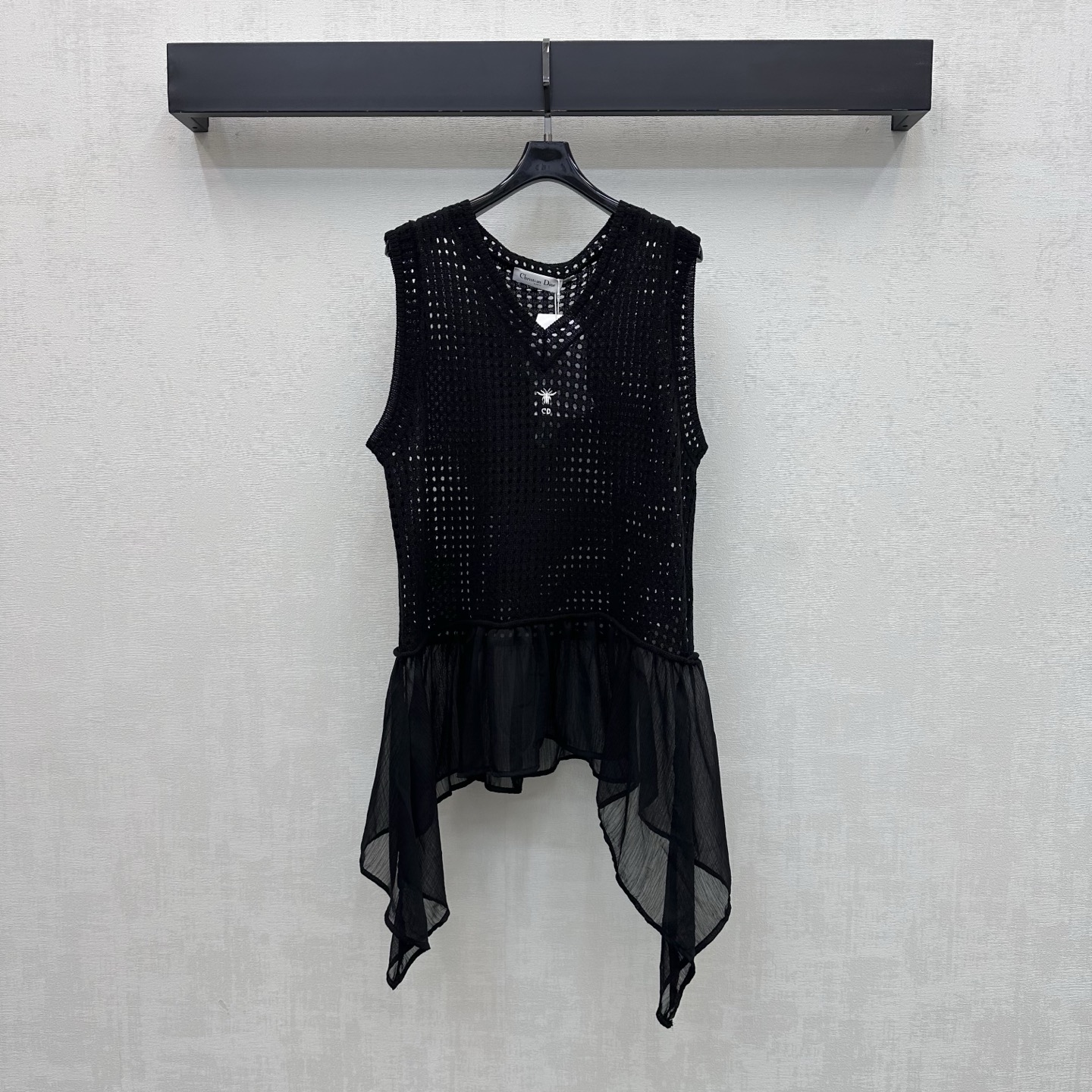 NO:795093,Dio*2026 new products are on the shelves. The patchwork hollow knitted vest is made of custom YB imported cotton thread. It has a high-end texture and is easy to wear. The embroidered hollow texture is used with the irregular splicing sheer design to add layering to the look. The iconic letter bee logo is decorated in the center of the chest to highlight the brand tone. The development of surface accessories. Round neck irregular vest cut. Simple and advanced daily commuting wear. High version 2 colors, dior,19860909Dio*2026新品上架拼纱镂空针织背心定制YB进口棉线材质 质感高级 穿搭松弛 沿用绣花镂空肌理配合不规则拼接透纱设计 增添造型层次感 胸前居中点缀标志性字母蜜蜂徽标装饰 彰显品牌调性 面辅料开发 圆领不规则背心版型剪裁 日常通勤穿搭简约高级 高版本2色,,dior,,Women's clothing