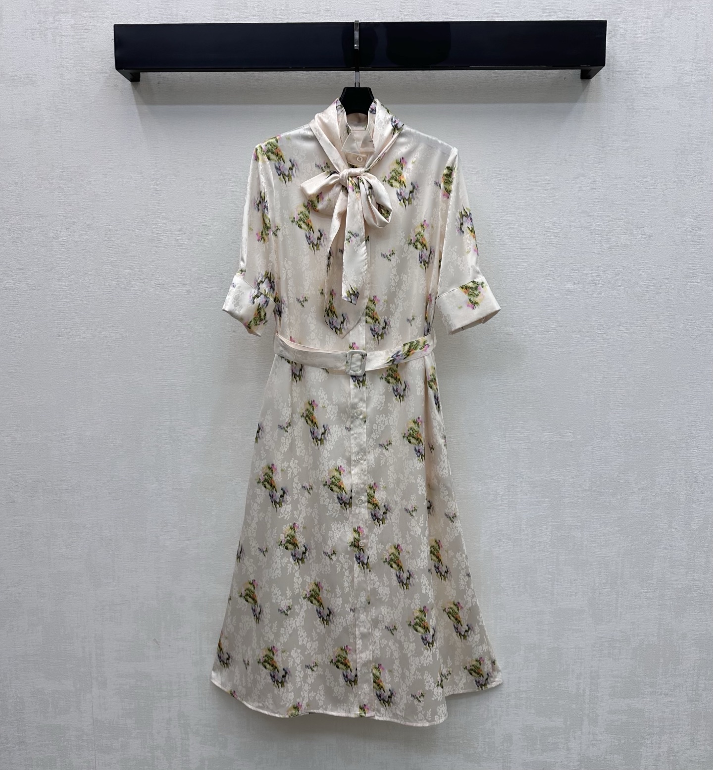 NO:795085,Dio*2026 New Arrival Jacquard Lace Dress Customized YB imported twill material. Glossy and smooth. Full texture. All-over printed pattern with dark jacquard elements. Highlight the brand tone. Stand-up collar with hidden placket button adjustment and umbrella-shaped pleated skirt design. Neat and versatile. Add layering to the look. Development of surface accessories. Short-sleeved shirt dress tailoring. Sweet and age-reducing for commuting and dating. High version, dior, skirts, T-shirt,19860909Dio*2026新品上架提花系带连衣裙定制YB进口斜纹绸材质 光泽垂顺 质感十足 通体满印点缀印花图案配合暗纹提花元素 彰显品牌调性 立领隐藏式开襟纽扣调节配合伞状压褶裙摆设计 利落又百搭 增添造型层次感 面辅料开发 短袖衬衣裙剪裁 通勤约会穿搭甜美减龄   高版本,,dior,skirts,T-shirt,,Women's clothing