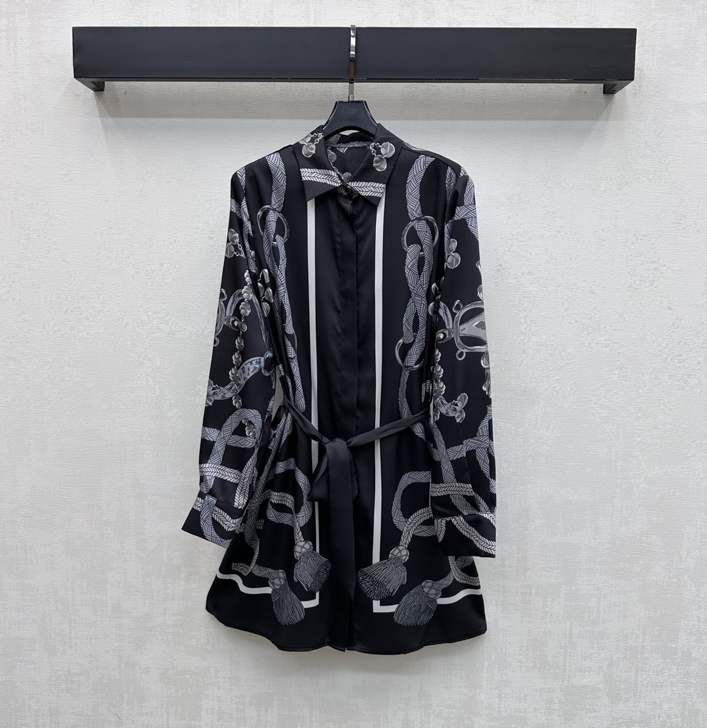 NO:795616,Herme*2026 new arrival silk printed belt shirt dress customized YB imported 100% mulberry silk material, comfortable texture, draped and breathable. The whole body is made of artistic line printing elements, which instantly brightens the overall rich visual effect and highlights the brand tone. The hidden placket button adjustment is used to match the fabric belt outline design to add layering to the shape. Surface accessories development. Lapel long-sleeved dress tailoring. Easily wear it for daily street or vacation, giving an elegant and relaxed atmosphere.  High version-,,hermes,skirts,real silk,19860909Herme*2026新品上架真丝印花腰带衬衣裙定制YB进口百分百桑蚕丝材质 质感舒适 垂顺透气 通体采用艺术感线条印花元素 瞬间点亮整体丰富视觉效果 彰显品牌调性 沿用隐藏式开襟纽扣调节配合本布腰带勾勒设计 增添造型层次感 面辅料开发 翻领长袖连衣裙剪裁 日常出街还是度假轻松穿出优雅松弛氛围感  高版本-,,hermes,skirts,real silk,,Women's clothing
