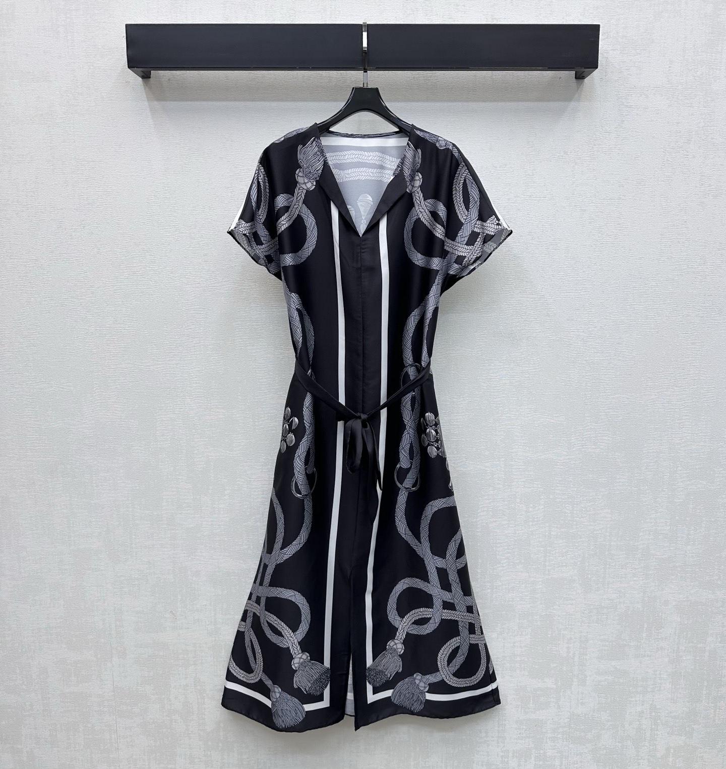NO:795630,Herme*2026 new arrival silk printed lace-up dress, custom-made YB imported 100% mulberry silk material, comfortable texture, vertical and breathable, artistic line printing pattern throughout, instantly lighting up the overall rich visual effect, highlighting the brand tone. The neckline placket design is matched with the slit skirt and the fabric belt to outline the style, adding layering to the look. Surface accessories development, short-sleeved dress tailoring, easy to wear for daily street or vacation wear, giving an elegant and relaxed atmosphere.  High version-,,hermes,skirts,T-shirt,real silk,19860909Herme*2026新品上架真丝印花系带连衣裙定制YB进口百分百桑蚕丝材质 质感舒适 垂顺透气 通体采用艺术感线条印花图案 瞬间点亮整体丰富视觉效果 彰显品牌调性 领口开襟设计配合开衩裙摆与本布腰带勾勒处理 增添造型层次感 面辅料开发 短袖连衣裙剪裁 日常出街还是度假穿搭轻松穿出优雅松弛氛围感   高版本-,,hermes,skirts,T-shirt,real silk,,Women's clothing