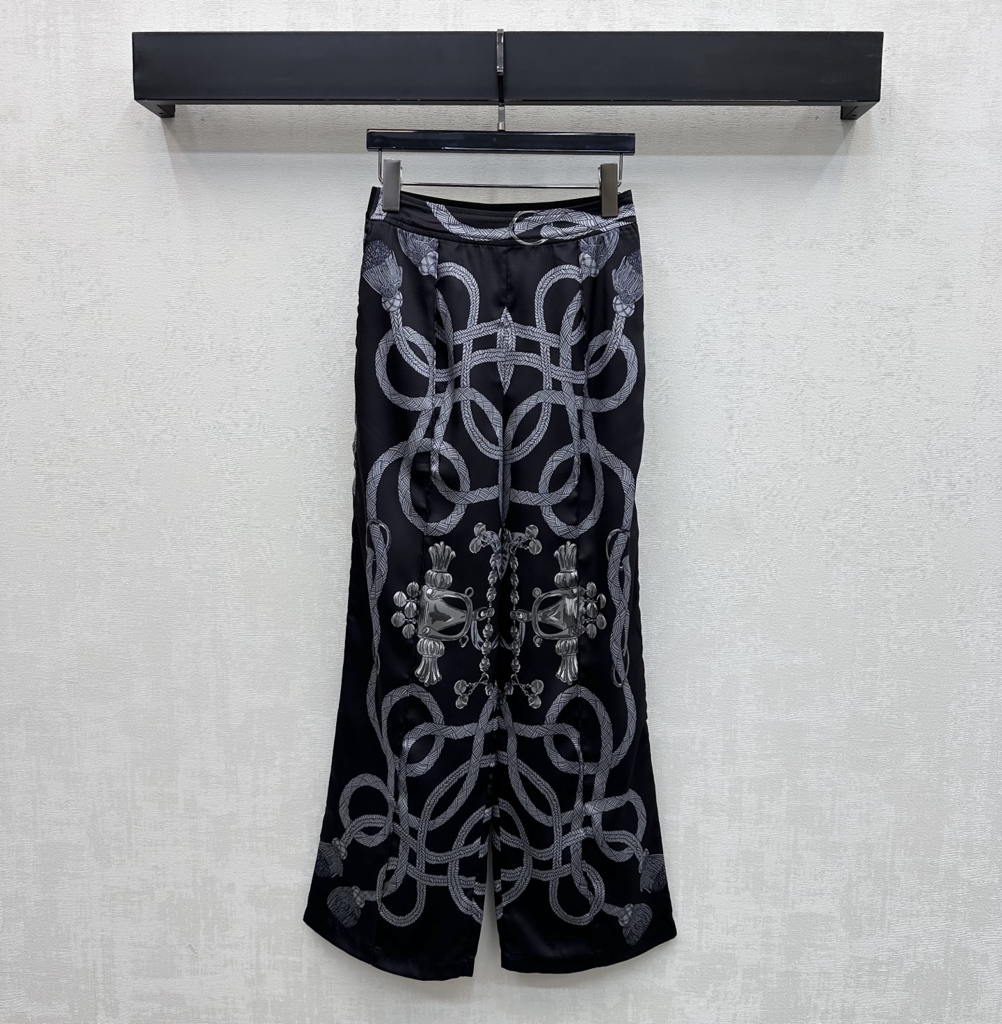 NO:795620,Herme*2026 new arrival silk printed straight trousers, customized YB imported 100% mulberry silk material, comfortable texture, vertical and breathable, artistic line printing pattern throughout, instantly lighting up the overall rich visual effect, highlighting the brand's tone, striped contrasting waistband design, webbing adjustment processing, adding layering to the look, surface accessories development, high-waisted straight trousers cut, can be matched with shirts from the same series, easily worn for daily outings or vacations, creating an elegant and relaxed atmosphere  High version-,,hermes,real silk,19860909Herme*2026新品上架真丝印花直筒长裤定制YB进口百分百桑蚕丝材质 质感舒适 垂顺透气 通体采用艺术感线条印花图案 瞬间点亮整体丰富视觉效果 彰显品牌调性 条纹撞色腰头设计织带调节处理 增添造型层次感 面辅料开发 高腰直筒长裤剪裁 可搭配同系列衬衣 日常出街还是度假成套穿搭轻松穿出优雅松弛氛围感  高版本-,,hermes,real silk,,Women's clothing