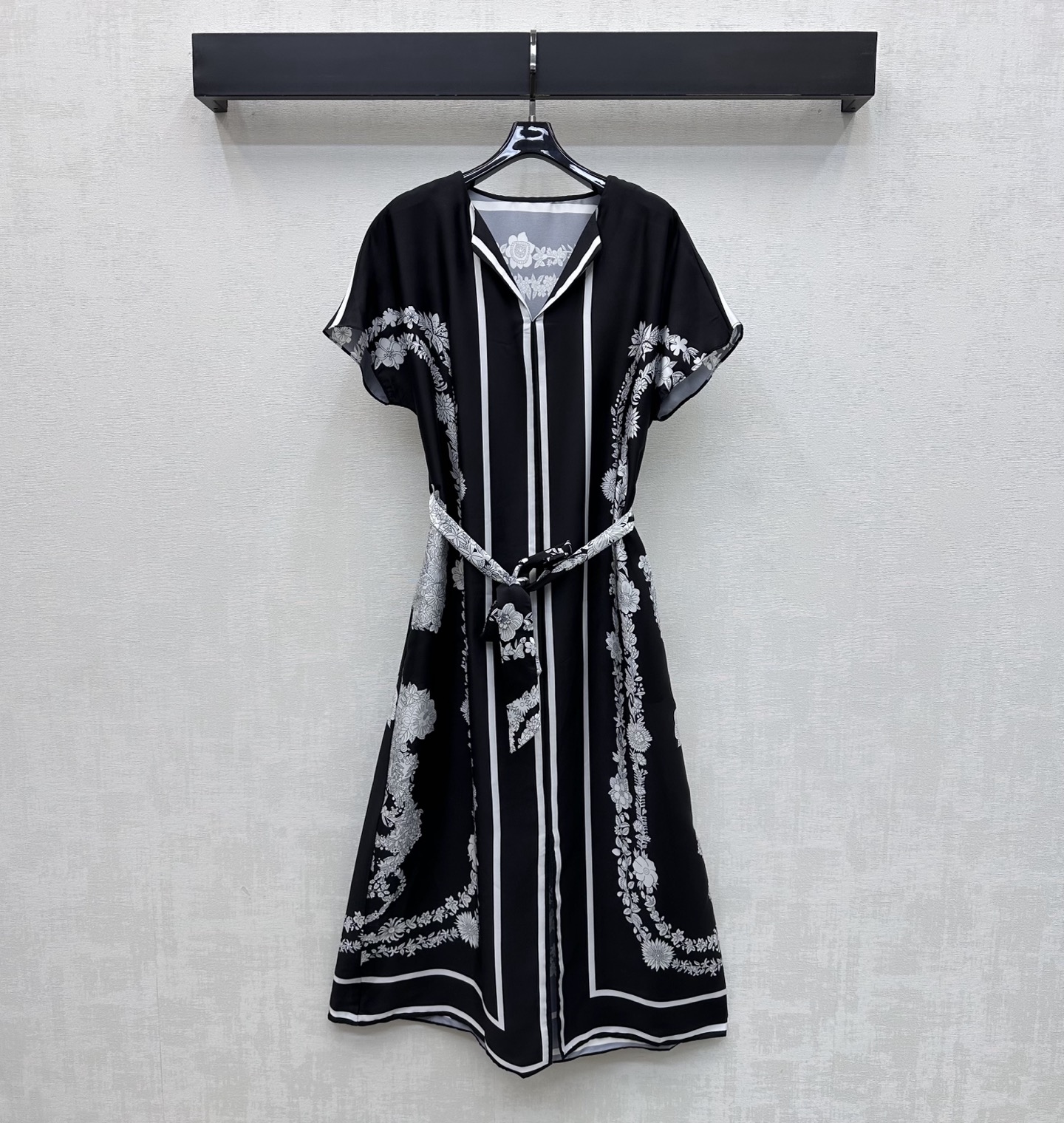NO:795615,Herme*2026 new arrival silk printed lace-up dress, custom-made YB imported 100% mulberry silk material, comfortable texture, vertical and breathable, artistic line printing pattern throughout, instantly lighting up the overall rich visual effect, highlighting the brand tone. The neckline placket design is matched with the slit skirt and the fabric belt to outline the style, adding layering to the look. Surface accessories development, short-sleeved dress tailoring, easy to wear for daily street or vacation wear, giving an elegant and relaxed atmosphere.  High version-,,hermes,skirts,T-shirt,real silk,19860909Herme*2026新品上架真丝印花系带连衣裙定制YB进口百分百桑蚕丝材质 质感舒适 垂顺透气 通体采用艺术感线条印花图案 瞬间点亮整体丰富视觉效果 彰显品牌调性 领口开襟设计配合开衩裙摆与本布腰带勾勒处理 增添造型层次感 面辅料开发 短袖连衣裙剪裁 日常出街还是度假穿搭轻松穿出优雅松弛氛围感   高版本-,,hermes,skirts,T-shirt,real silk,,Women's clothing