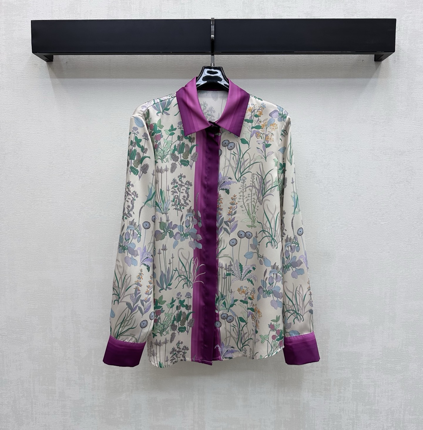 NO:795621,Gucc*2026 new arrival silk printed lapel shirt, customized YB imported mulberry silk material, glossy texture, comfortable and soft, easy to put on and take off with the placket button adjustment, matched with the collar, cuffs and front placket with contrasting edge details to add layering to the look. The whole body is covered with contrasting flower and plant prints, rich in visual impact, highlighting the brand's tone. Development of surface accessories. Regular shoulder lapel shirt tailoring, casually paired with skirts and trousers for a high-end look.  High version-,,gucci,skirts,shirts,real silk,19860909Gucc*2026新品上架真丝印花翻领衬衫定制YB进口桑蚕丝材质 质感光泽 舒适柔软 沿用开襟纽扣调节方便穿脱 配合领边袖口前襟撞色包边细节设计 增添造型层次感 通体满铺撞色花朵植物印花图案 丰富视觉冲击力 彰显品牌调性 面辅料开发 常规正肩翻领衬衫剪裁 随意搭配裙裤装穿搭高级气质 高版本-,,gucci,skirts,shirts,real silk,,Women's clothing