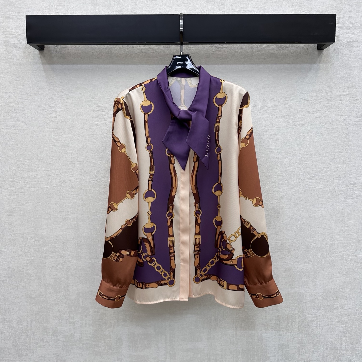 NO:795625,Gucc*2026 new arrival silk printed lace-up shirt, custom-made YB imported mulberry silk material, glossy texture, comfortable and soft, easy to put on and take off with placket buttons, lace-up bow details on the collar, adding layering to the look, all-over chain print pattern, artistic contrasting design, rich visual impact, highlighting brand tonality, development of surface accessories, regular shoulder long-sleeved shirt tailoring, casually matched with skirts and trousers for a high-end look  High version-,,gucci,skirts,shirts,real silk,19860909Gucc*2026新品上架真丝印花系带衬衫定制YB进口桑蚕丝材质 质感光泽 舒适柔软 沿用开襟纽扣调节方便穿脱 配合领边系带蝴蝶结细节设计 增添造型层次感 通体满铺链条印花图案艺术感撞色设计 丰富视觉冲击力 彰显品牌调性 面辅料开发 常规正肩长袖衬衣剪裁 随意搭配裙裤装穿搭高级气质 高版本-,,gucci,skirts,shirts,real silk,,Women's clothing