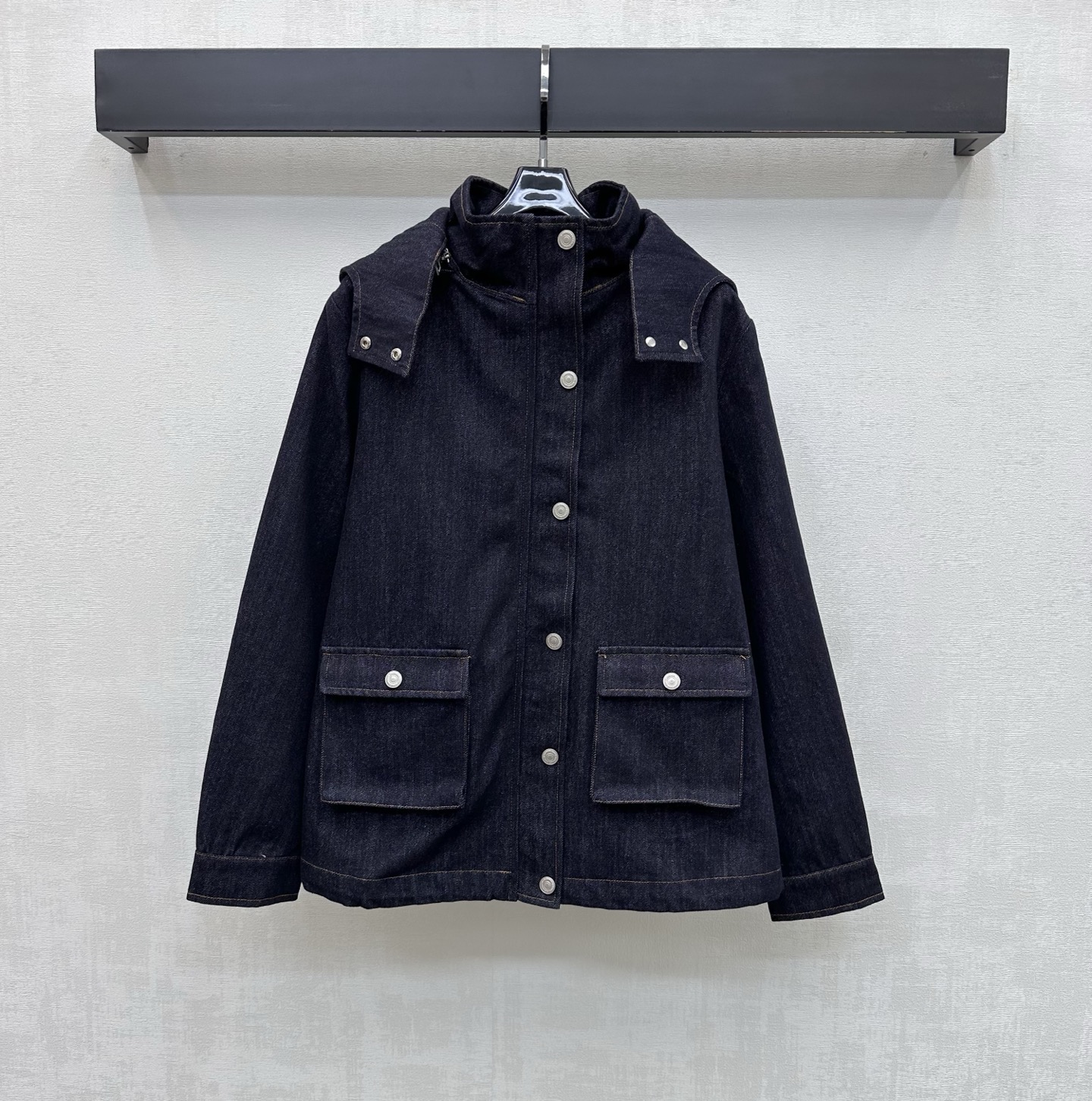 NO:795656,Dio*2026 new products are on the shelves. Detachable hooded long denim jacket. Customized YB imported twill cotton denim material. Multiple washes. Stiff and stylish. All-over retro dark blue. Zipper snaps to adjust symmetrical flap pocket decoration. With detachable zipper hood design, adding layering to the look. The interior is covered with the iconic letter jacquard logo pattern. It echoes the back webbing and highlights the brand tone. Creates a casual high street style. Development of surface accessories. Tailoring of hooded long silhouette jacket.  Can be paired with long shorts from the same series for a stylish and stylish outfit. High version, dior, shorts, jackets & coats, hats,19860909Dio*2026新品上架拆卸连帽长款牛仔外套定制YB进口斜纹棉牛仔材质 多重水洗 挺括有型 通体复古深蓝色 开襟拉链按扣调节对称翻盖口袋装饰 配合可拆卸拉链连帽设计 增添造型层次感 内里满铺标志性字母提花徽标图案 呼应后背织带 彰显品牌调性 打造休闲高街风格 面辅料开发 连帽长款廓形外套剪裁 可搭配同系列长短裤 成套穿搭出彩时髦  高版本,,dior,shorts,jackets & coats,hats,,Women's clothing