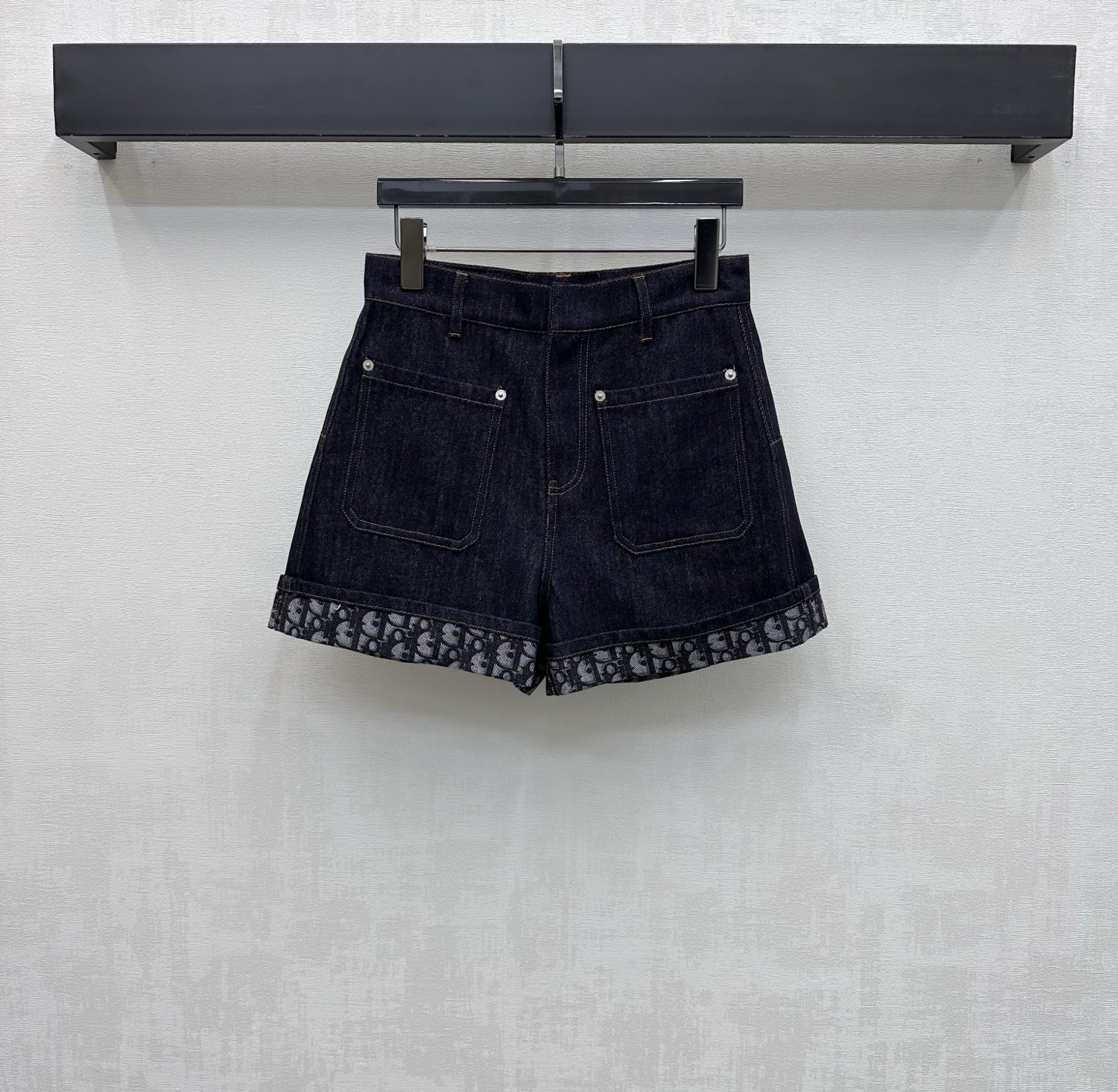 NO:795653,Dio*2026 new product launch folded denim trousers, customized YB imported twill cotton denim material, multiple washes, crisp and stylish, all-over retro dark blue, adding layering to the look, using the folded trouser legs to reveal the iconic letter jacquard logo pattern, echoing the leather tag on the back waist, highlighting the brand tone, creating a casual high street style, development of surface accessories, high-waisted buttoned straight shorts cut, can be paired with jackets from the same series, and the complete set is stylish and stylish  High version,,dior,shorts,jackets & coats,19860909Dio*2026新品上架翻折牛仔长裤定制YB进口斜纹棉牛仔材质 多重水洗 挺括有型 通体复古深蓝色 增添造型层次感 沿用翻折裤腿露出标志性字母提花徽标图案 呼应后腰皮牌 彰显品牌调性 打造休闲高街风格 面辅料开发 高腰系扣直筒短裤剪裁 可搭配同系列夹克 成套穿搭出彩时髦 高版本,,dior,shorts,jackets & coats,,Women's clothing