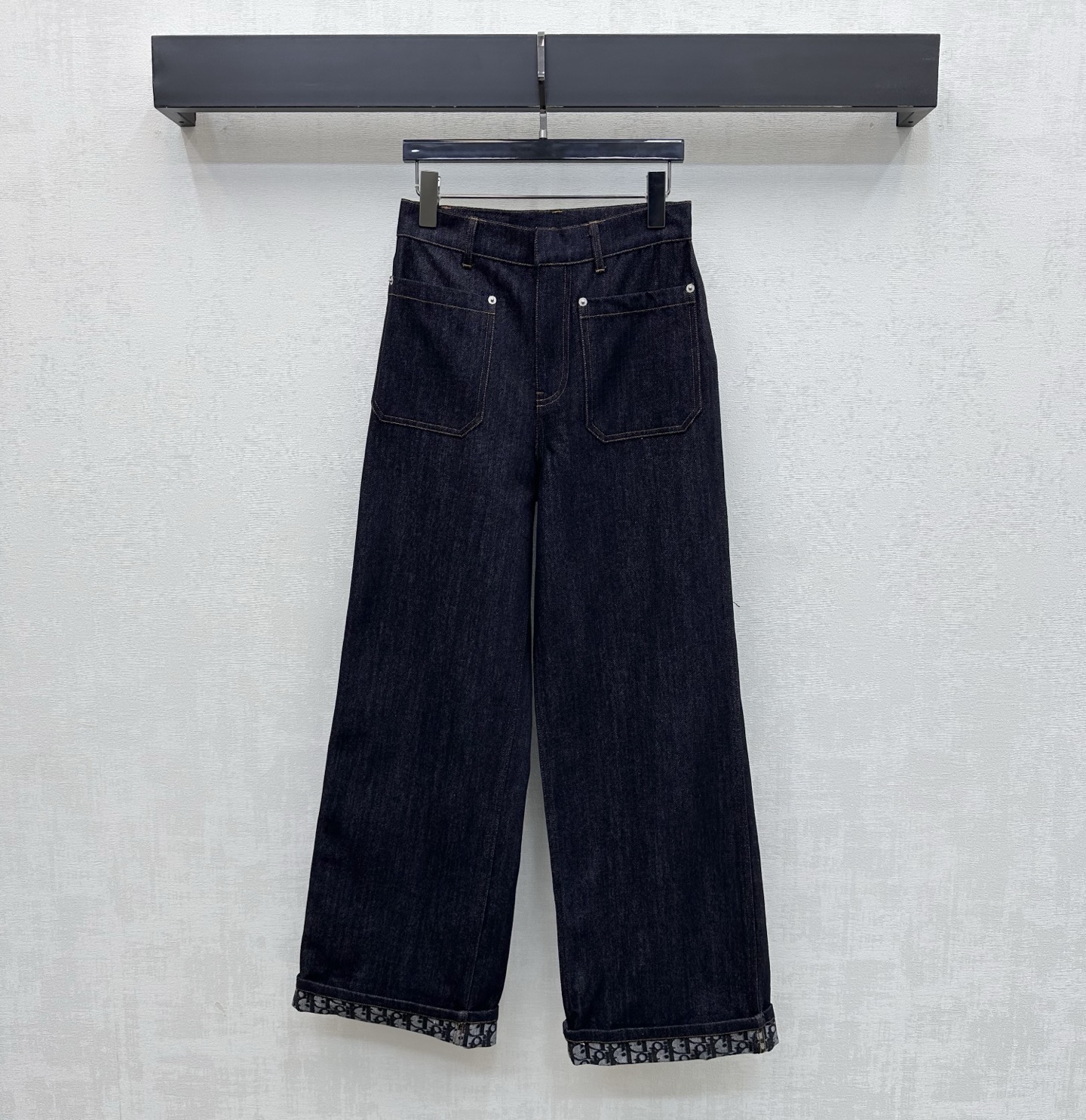 NO:795633,Dio*2026 new arrivals folded denim trousers, customized YB imported twill cotton denim material, multiple washes, crisp and stylish, all-over retro dark blue, adding layering to the look, using the folded trouser legs to reveal the iconic letter jacquard logo pattern, echoing the leather tag on the back waist, highlighting the brand tone, creating a casual high street style, surface accessories development, high-waisted buttoned straight trousers cut, can be paired with jackets from the same series, and are stylish when worn as a set, high version, dior, jackets &  coats,19860909Dio*2026新品上架翻折牛仔长裤定制YB进口斜纹棉牛仔材质 多重水洗 挺括有型 通体复古深蓝色 增添造型层次感 沿用翻折裤腿露出标志性字母提花徽标图案 呼应后腰皮牌 彰显品牌调性 打造休闲高街风格 面辅料开发 高腰系扣直筒长裤剪裁 可搭配同系列夹克 成套穿搭出彩时髦  高版本,,dior,jackets & coats,,Women's clothing