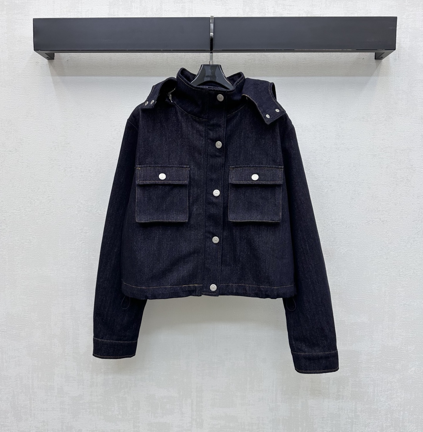 NO:795639,Dio*2026 new products are on the shelves. Detachable hooded short denim jacket. Customized YB imported twill cotton denim material. Multiple washes. Stiff and stylish. All-over retro dark blue. Zipper snaps to adjust symmetrical flap pocket decoration. With detachable zipper hood design to add layering to the look. The interior is covered with the iconic letter jacquard logo pattern. It echoes the back webbing to highlight the brand's tone. Create a casual high street style. Development of surface accessories. Cutting of hooded short silhouette jacket.  Can be paired with long shorts from the same series for a stylish and stylish outfit. High version, dior, shorts, jackets & coats, hats,19860909Dio*2026新品上架拆卸连帽短款牛仔外套定制YB进口斜纹棉牛仔材质 多重水洗 挺括有型 通体复古深蓝色 开襟拉链按扣调节对称翻盖口袋装饰 配合可拆卸拉链连帽设计 增添造型层次感 内里满铺标志性字母提花徽标图案 呼应后背织带 彰显品牌调性 打造休闲高街风格 面辅料开发 连帽短款廓形外套剪裁 可搭配同系列长短裤 成套穿搭出彩时髦  高版本,,dior,shorts,jackets & coats,hats,,Women's clothing
