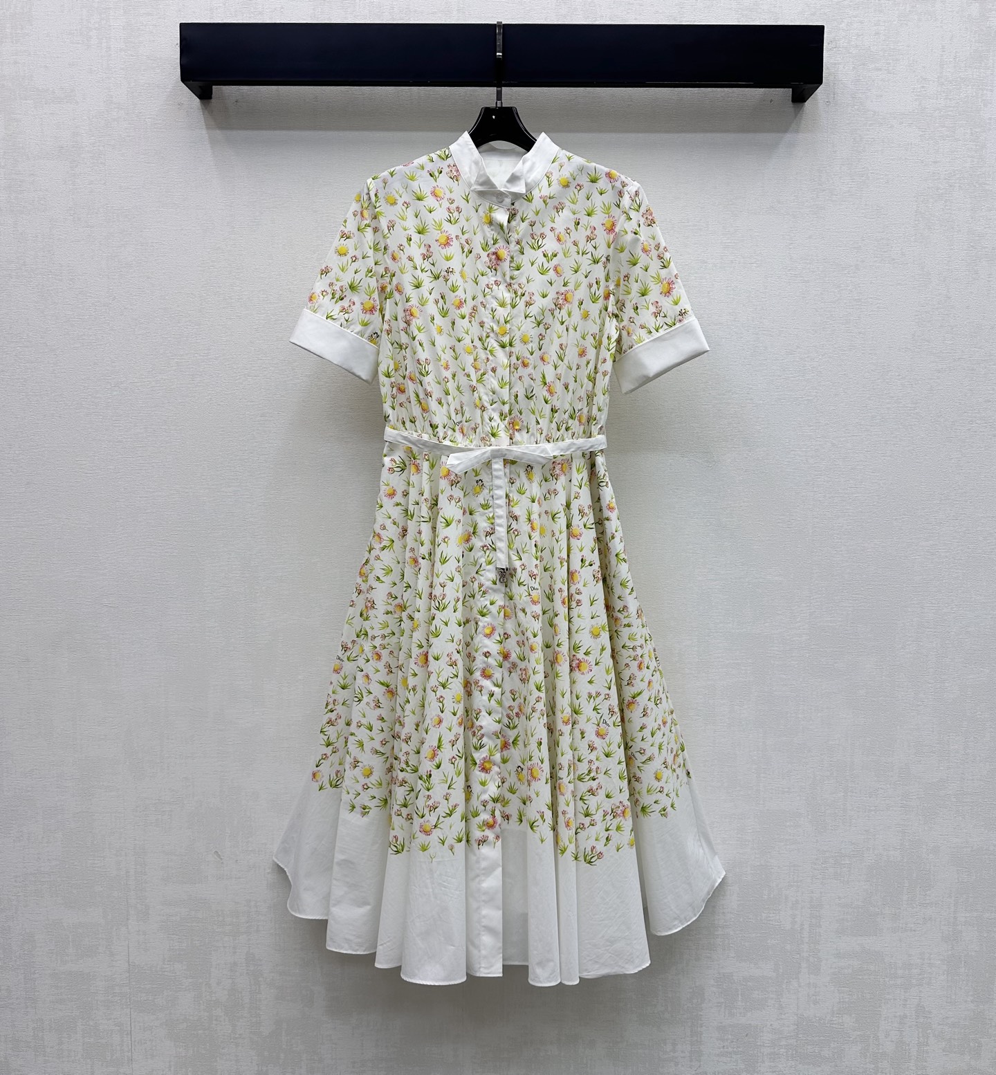 NO:795648,Dio*2026 New Arrival Printed Fold Dress Customized YB imported twill cotton material Breathable and comfortable, full of texture The whole body is printed with fresh pastoral style floral elements The iconic letter logo is embellished to highlight the brand tone The folded collar cuffs and skirt are spliced into contrasting colors The stand-up collar button adjustment process combined with the umbrella-shaped pleated version is neat and versatile Adding layering to the look Surface accessories development Short-sleeved shirt dress tailoring  Sweet and age-reducing outfits for commuting and dating. High version, dior, skirts, T-shirt,19860909Dio*2026新品上架印花翻折连衣裙定制YB进口斜纹全棉材质 透气舒适 质感十足 通体满印点缀清新田园风碎花元素 标志性字母徽标点缀其中 彰显品牌调性 翻折领口袖口与裙摆拼接撞色设计 立领开襟纽扣调节处理配合伞状压褶版型利落又百搭 增添造型层次感 面辅料开发 短袖衬衣裙剪裁 通勤约会穿搭甜美减龄   高版本,,dior,skirts,T-shirt,,Women's clothing