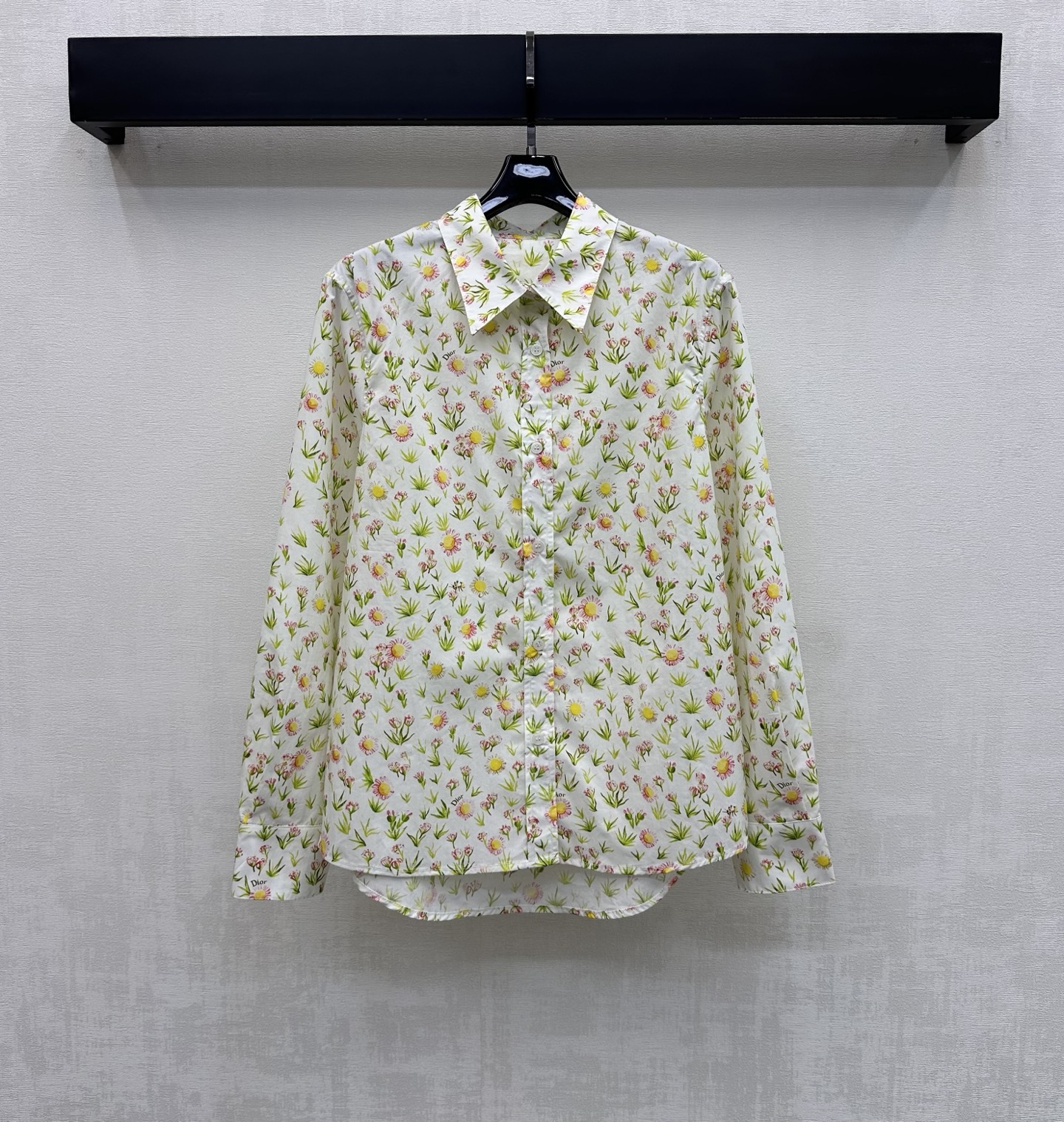 NO:795642,Dio*2026 New Arrival Printed Lapel Shirt Customized YB imported twill cotton material Breathable and comfortable Full of texture The whole body is printed with fresh pastoral style floral elements The iconic letter logo is embellished to highlight the brand tone The placket button adjustment design is neat and versatile, adding layering to the look Surface accessories development Lapel long-sleeved shirt tailoring Casual matching with skirts and trousers for commuting and dating, sweet and age-reducing high version, dior, skirts, shirts,19860909Dio*2026新品上架印花翻领衬衣定制YB进口斜纹全棉材质 透气舒适 质感十足 通体满印点缀清新田园风碎花元素 标志性字母徽标点缀其中 彰显品牌调性 开襟纽扣调节设计利落又百搭 增添造型层次感 面辅料开发 翻领长袖衬衫剪裁 通勤约会随意搭配裙裤装穿搭甜美减龄   高版本,,dior,skirts,shirts,,Women's clothing