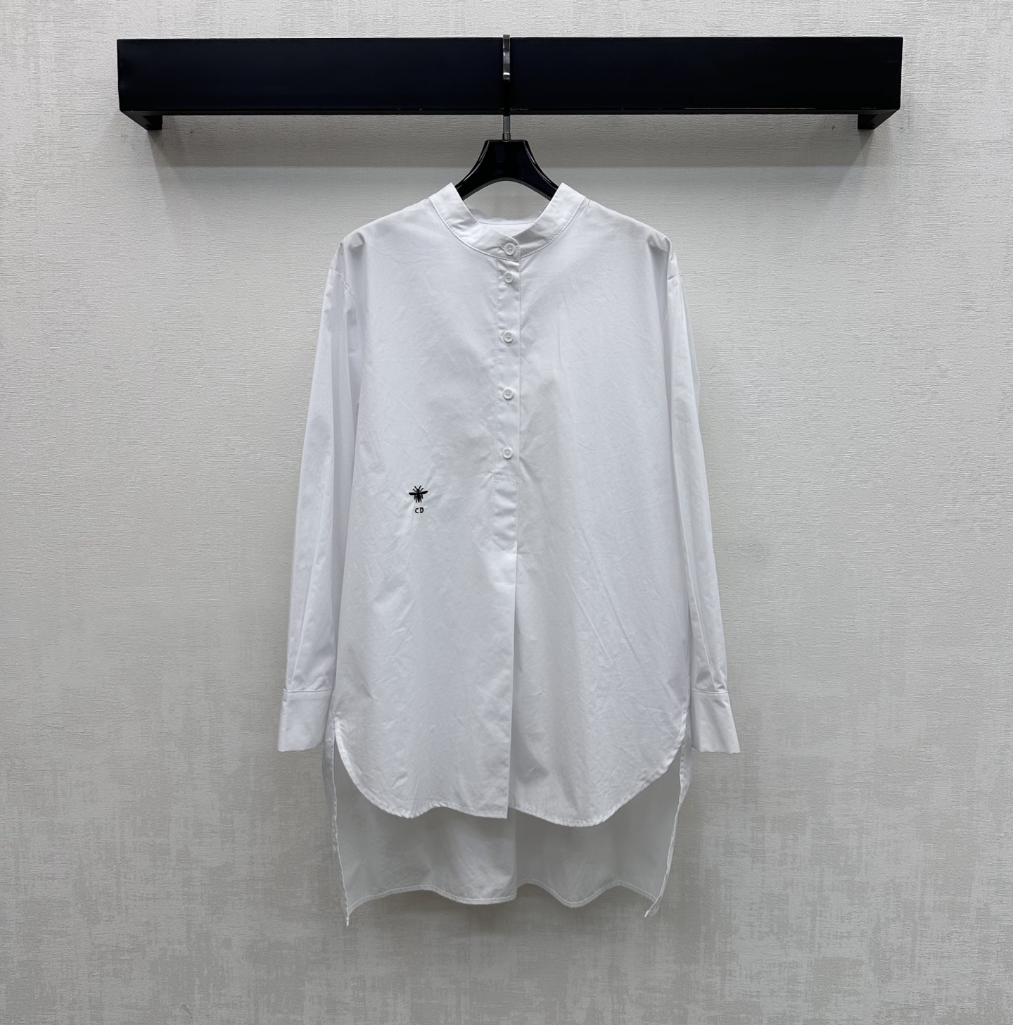 NO:795641,Dio*2026 new arrivals stand-up collar silhouette shirt, customized YB imported twill cotton material, soft and skin-friendly, comfortable and not easy to wrinkle. Use half- placket button adjustment to match the irregular design of short front and long back to add layering to the look. Iconic embroidered CD bee logo decoration on the waist highlights the brand tone and creates an elite and high-intelligence feel. Development of surface accessories. Stand-up collar long-sleeved shirt style tailoring. Casual matching for daily commuting and appointments. High-end fashion. High version 2 colors, dior, shirts,19860909Dio*2026新品上架立领廓形衬衣定制YB进口斜纹棉材质 柔软亲肤 舒适不易皱 沿用半开襟纽扣调节配合前短后长不规则设计 增添造型层次感 腰侧点缀标志性刺绣CD蜜蜂徽标装饰 彰显品牌调性 打造精英高智感 面辅料开发 立领长袖衬衫版型剪裁 日常通勤约会随意搭配穿搭高级时髦 高版本2色,,dior,shirts,,Women's clothing