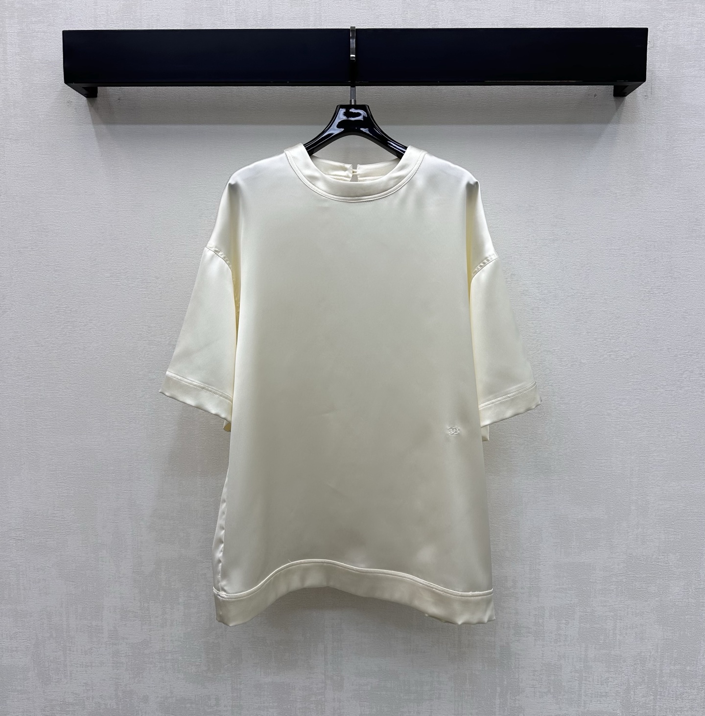 NO:795619,Chane*2026 new arrivals, twill thick silhouette top, customized YB imported satin material, no ironing process, high-end appearance, loose shoulder design with double C letter embroidered logo decoration on the waist, adding layering to the look. The back is decorated with a hollow design, metal letter logo button adjustment, highlighting the brand tonality, surface accessories development, round neck short-sleeved top tailoring, Xiangjia's king of early summer items, casually matched to create a refined and elegant style, suitable for daily commuting. High version 36 38  40,,chanel,chanel,T-shirt,19860909Chane*2026新品上架斜纹稠廓形上衣定制YB进口缎面材质 免烫工艺 品相高级 宽松落肩版型配合腰侧双C字母刺绣徽标装饰 增添造型层次感 后背饰以镂空设计金属字母徽标纽扣调节 彰显品牌调性 面辅料开发 圆领短袖上衣剪裁 香家初夏王炸单品 随意搭配穿搭出精致优雅风格 日常通勤都  高版本36 38 40,,chanel,chanel,T-shirt,,Women's clothing