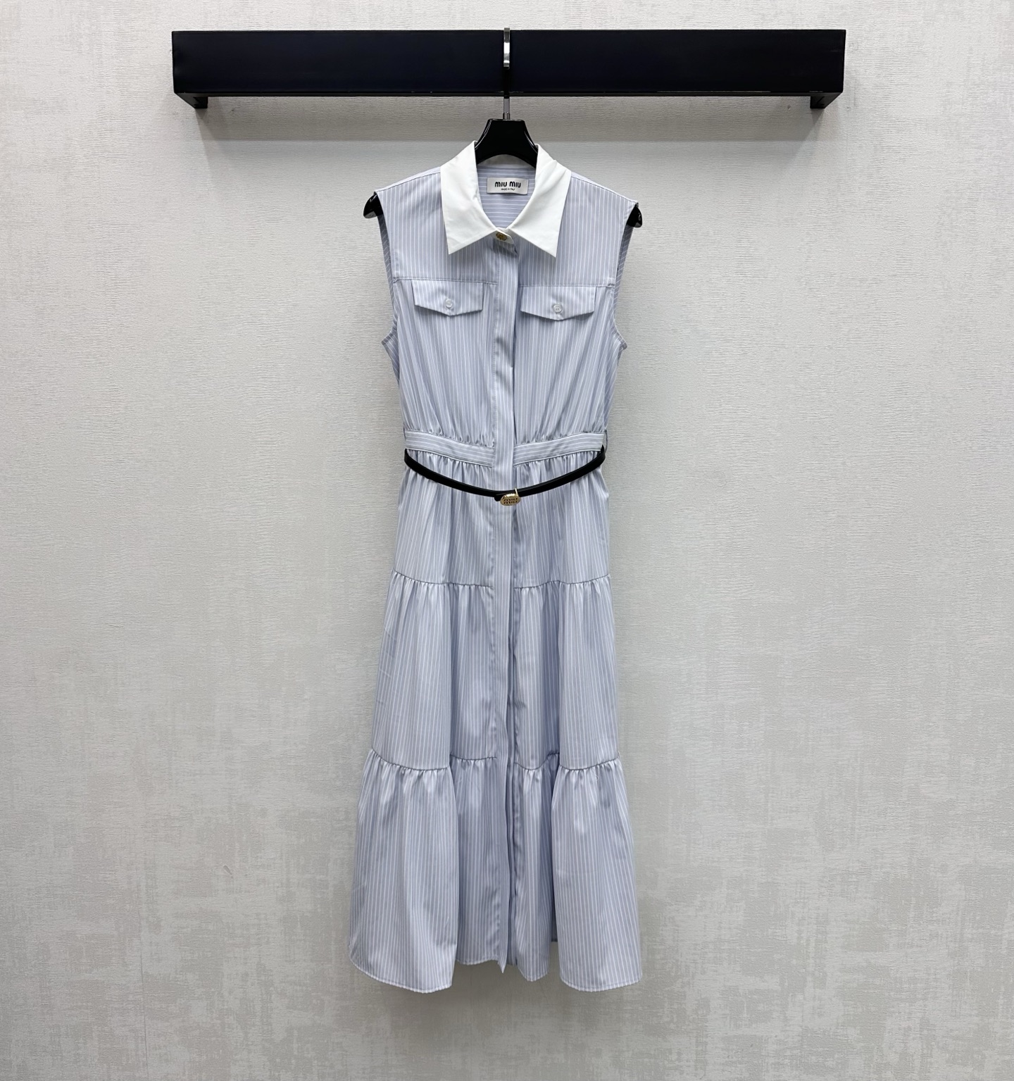 NO:795647,Miumi*2026 new products are on the shelves. The spliced ​​striped belt dress is made of YB imported twill cotton material. It is comfortable and breathable. The whole body vertical stripe texture is combined with the spliced ​​contrasting lapel design to add layering to the look. It reduces age and sweetness. Decorated with the iconic letter metal buckle, the leather belt outlines the adjustable decoration to echo the back logo elements. Highlights the brand tone. Surface accessories development. Lapel cardigan tank top tailoring. High-end temperament for commuting and dating. High version, miumiu, skirts,19860909Miumi*2026新品上架拼接条纹腰带连衣裙定制YB进口斜纹全棉材质 舒适透气 通体竖条纹肌理配合拼接撞色翻领设计 增添造型层次感 减龄甜美 饰以标志性字母金属扣皮革腰带勾勒调节装饰呼应后背徽标元素 彰显品牌调性 面辅料开发 翻领开襟背心裙剪裁 通勤约会穿搭高级气质   高版本,,miumiu,skirts,,Women's clothing
