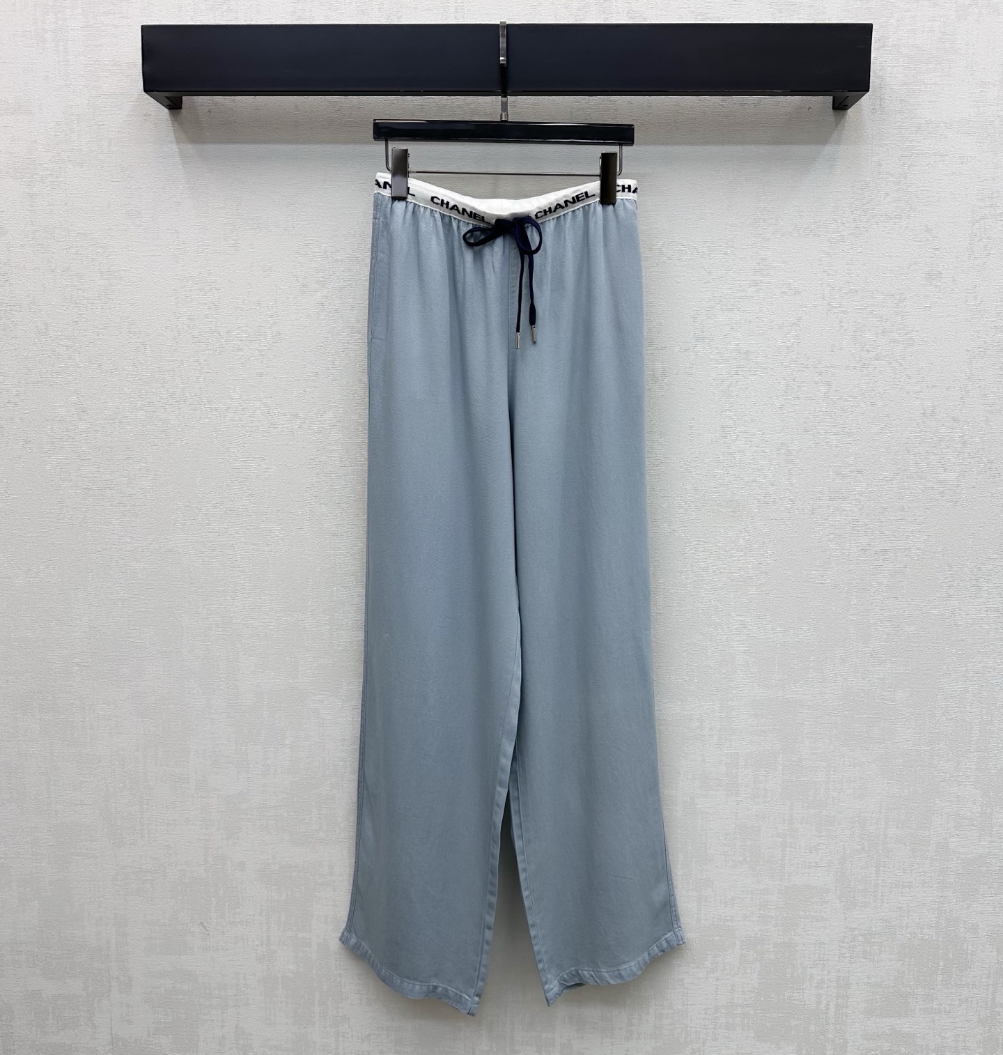 NO:797165,Chane*2026 new products are on the shelves. Drawstring wide-leg denim trousers are made of YB imported Tencel denim material. The texture is glossy and not easy to wrinkle when worn. The texture is more vertical. The waist is embellished with the iconic letter logo and the webbing adjustment design highlights the brand tone. It is matched with the contrasting color of the fabric and the drawstring is elasticized to add a sense of layering. The three-dimensional top-stitching is more suitable for the human leg line. The development of surface accessories. Straight-leg wide-leg trousers are cut to accommodate the body and show the good proportion of the long legs.  Casually match and wear high-end fashion. High version 2 colors 36 38 40,,chanel,19860909Chane*2026新品上架抽绳阔腿牛仔长裤定制YB进口天丝牛仔材质 工艺处理 质感光泽 穿搭不易皱褶 质感更为垂顺 腰间点缀标志性字母徽标织带调节设计 彰显品牌调性 配合本布撞色抽绳弹力松处理 增添造型层次感 立体明线裁剪更贴合人身腿部线条 面辅料开发 直筒阔腿长裤剪裁 包容身材展现长腿好比例 随意搭配穿搭高级时髦  高版本2色36 38 40,,chanel,,Women's clothing
