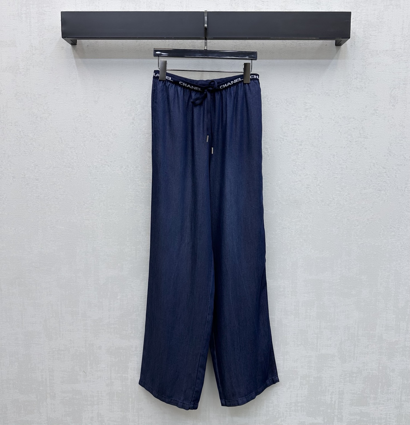 NO:797188,Chane*2026 new products are on the shelves. Drawstring wide-leg denim trousers are made of YB imported Tencel denim material. The texture is glossy and not easy to wrinkle when worn. The texture is more vertical. The waist is embellished with the iconic letter logo and the webbing adjustment design highlights the brand tone. It is matched with the contrasting color of the fabric and the drawstring is elasticized to add a sense of layering. The three-dimensional top-stitching is more suitable for the human leg line. The development of surface accessories. Straight-leg wide-leg trousers are cut to accommodate the body and show the good proportion of the long legs.  Casually match and wear high-end fashion. High version 2 colors 36 38 40,,chanel,19860909Chane*2026新品上架抽绳阔腿牛仔长裤定制YB进口天丝牛仔材质 工艺处理 质感光泽 穿搭不易皱褶 质感更为垂顺 腰间点缀标志性字母徽标织带调节设计 彰显品牌调性 配合本布撞色抽绳弹力松处理 增添造型层次感 立体明线裁剪更贴合人身腿部线条 面辅料开发 直筒阔腿长裤剪裁 包容身材展现长腿好比例 随意搭配穿搭高级时髦  高版本2色36 38 40,,chanel,,Women's clothing