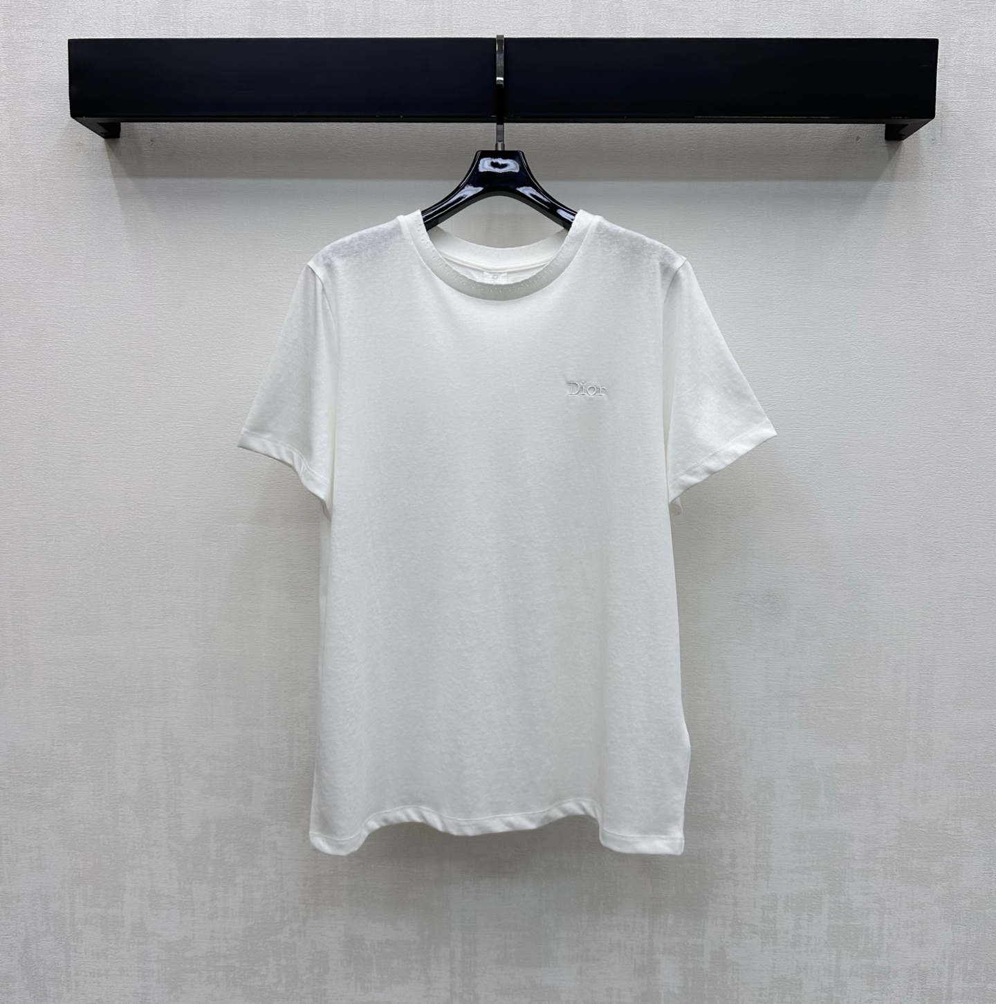 NO:797182,Dio*2026 new products are on the shelves. Round neck embroidered logo customized YB imported cotton material. Breathable and comfortable, full of texture. Iconic letters embroidered logo decoration on the chest to highlight the brand tone. Combined with the back hollow embroidered cutting design to add layering to the look. Surface accessories development. Round neck short-sleeved T-shirt cutting. Single wear and layering. Fashionable. High version 2 colors, dior, T-shirt, tees, t-shirt,19860909Dio*2026新品上架圆领刺绣徽标定制YB进口棉纶材质 透气舒适 质感十足 胸口点缀标志性字母刺绣徽标装饰 彰显品牌调性 配合后背镂空绣花裁剪设计 增添造型层次感 面辅料开发 圆领短袖T恤剪裁 单穿叠穿出彩时髦 高版本2色,,dior,T-shirt,tees，t-shirt,,Women's clothing