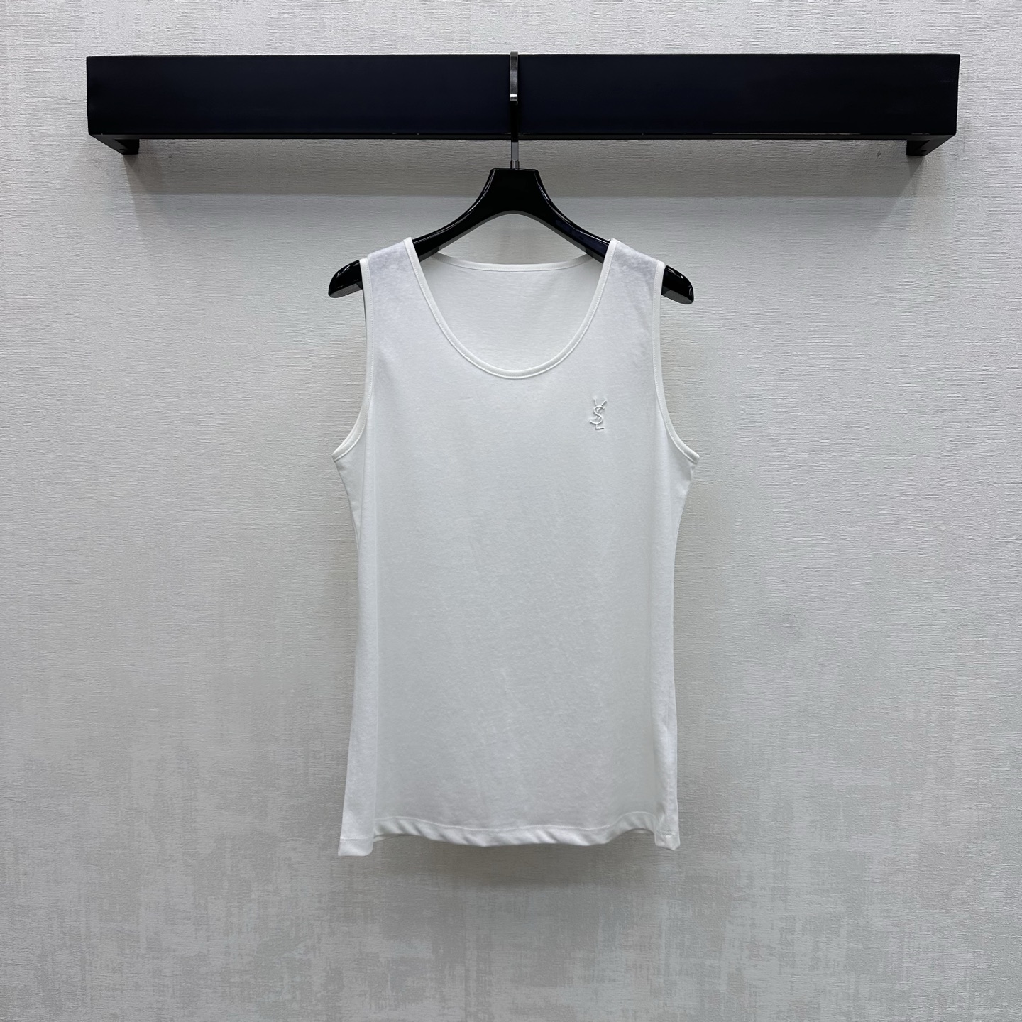 NO:797170,Ysl / Saint Laurent*2026 new arrivals round neck embroidered logo vest customized YB imported cotton material Breathable and comfortable, full of texture The chest is embellished with iconic letter embroidery logo decoration to highlight the brand tone Development of surface accessories Round neck regular vest tailoring It is fashionable when worn alone and layered High version 2 colors,, saint laurent, saint laurent,19860909Ysl / Saint Laurent*2026新品上架圆领刺绣徽标背心定制YB进口棉纶材质 透气舒适 质感十足 胸口点缀标志性字母刺绣徽标装饰 彰显品牌调性 面辅料开发 圆领常规背心剪裁 单穿叠穿出彩时髦 高版本2色,,saint laurent,saint laurent,,Women's clothing