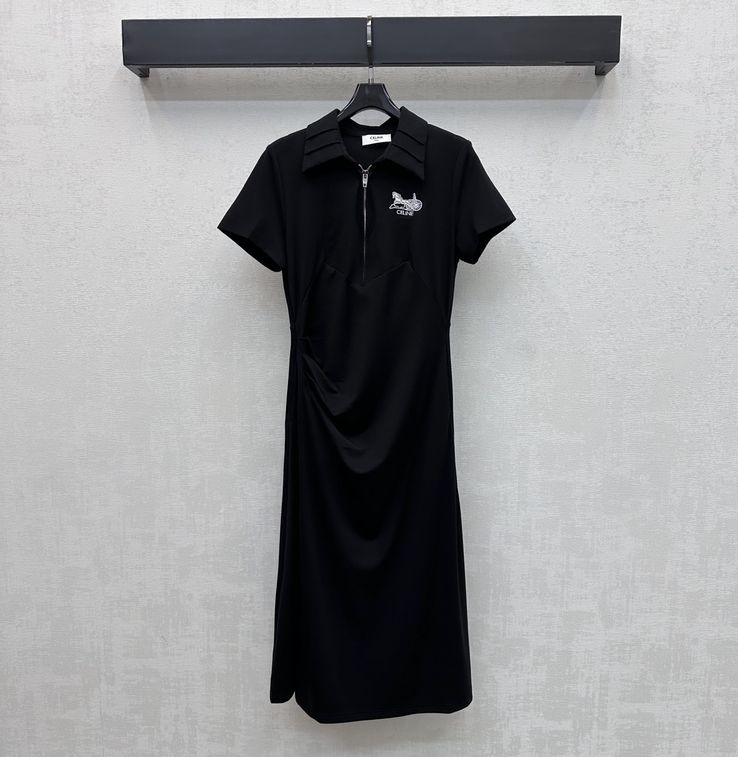 NO:796665,Celin*2026 new products are on the shelves. The slim-fit pinch waist dress is made of YB imported Tencel rayon material. Comfortable and stretchy. The chest is embellished with the iconic carriage letter embroidered logo decoration to highlight the brand tone. The waist pleats are cut with the skirt slit design to add a sense of layering. The visual narrowing and elongation make the body slim and slim. The development of surface accessories. Lapel short-sleeved dress tailoring. High-end fashion for commuting and dating. High version 2 colors, celine, skirts, T-shirt,19860909Celin*2026新品上架修身掐腰连衣裙定制YB进口天丝人棉材质 舒适弹力 胸前点缀标志性马车字母刺绣徽标装饰 彰显品牌调性 腰侧掐腰褶皱裁剪配合裙摆开衩设计 增添造型层次感 视觉收窄拉长修身显瘦 面辅料开发 翻领短袖连衣裙剪裁 通勤约会穿搭高级时髦  高版本2色,,celine,skirts,T-shirt,,Women's clothing