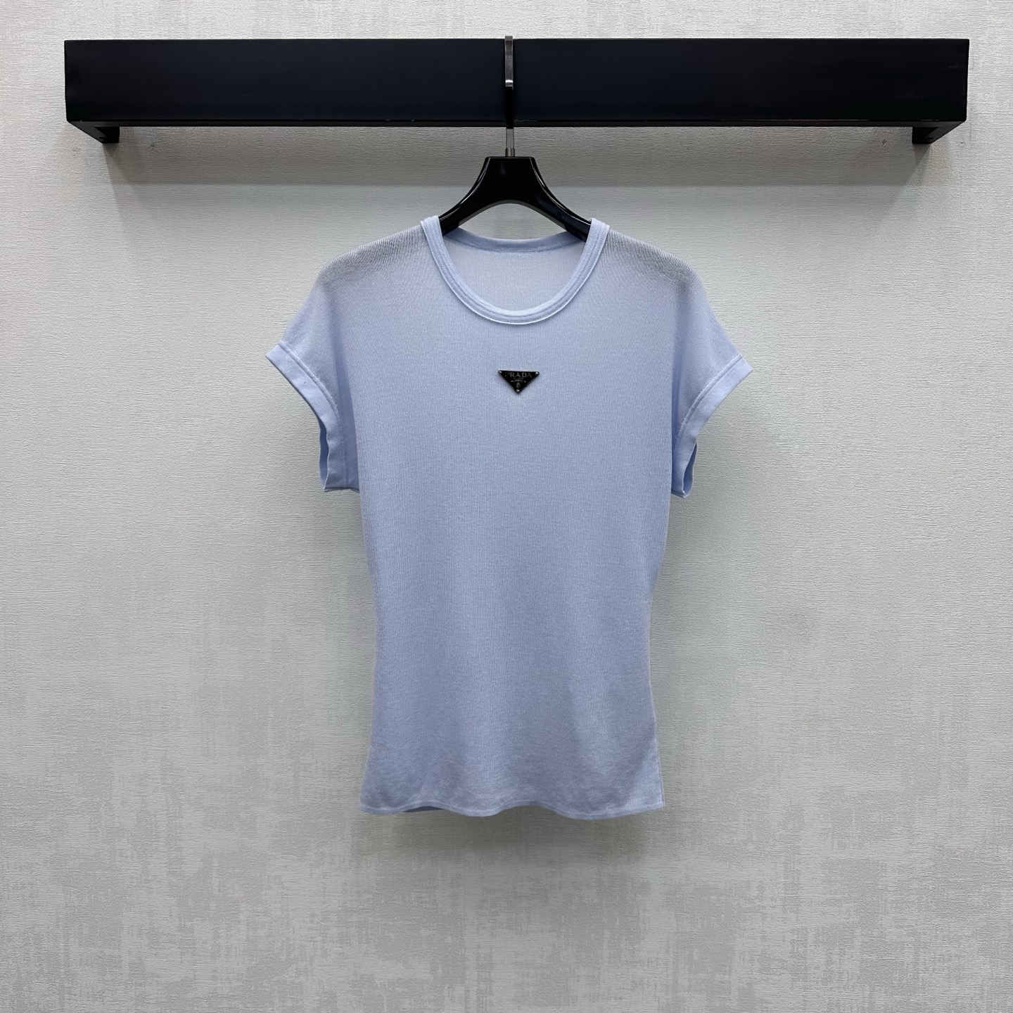 NO:796083,Prad*2026 new products are on the shelves. Tencel logo short-sleeved custom YB imported lightweight Tencel material. Breathable and comfortable, full of texture. Plain color with round neck design to add layering to the look. Iconic metal triangle logo decoration in the center of the chest to highlight the brand tone. Development of surface accessories. Round neck short-sleeved top tailoring. Casual and casual for daily commuting. Simple and elegant. High version 3 colors, prada, T-shirt,19860909Prad*2026新品上架天丝徽标短袖定制YB进口轻薄天丝材质 透气舒适 质感十足 通体素色配合圆领版型设计 增添造型层次感 胸口居中点缀标志性金属三角徽标装饰 彰显品牌调性 面辅料开发 圆领短袖上衣剪裁 日常通勤随意搭配穿搭简约大气   高版本3色,,prada,T-shirt,,Women's clothing