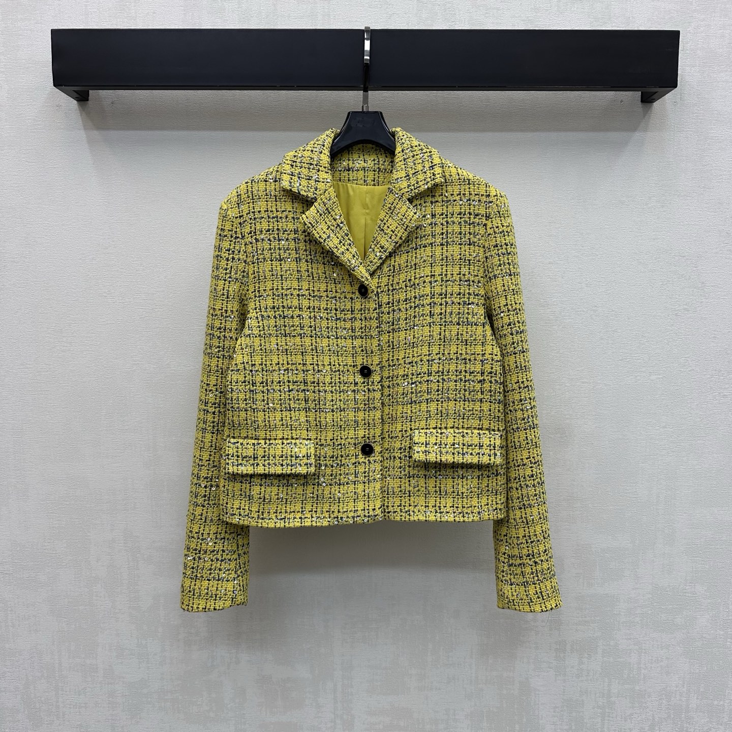 NO:796644,Chane*2026 New Arrival Lapel Woven Dress Jacket Made of Customized YB Imported Woolen Wool, High-grade Texture and Perfect Appearance. The shoulder pad design fits the human body and makes the figure more slender and straight. The whole body is made of yarn interwoven texture and fine glitter beads are spread all over the body. With the symmetrical pocket design, it adds a sense of layering to the look. The placket is engraved with the iconic double C placket button adjustment decoration. Echoing the lining jacquard chain lighting, highlighting the brand tone. Development of surface accessories.  The tailoring of the gun lapel dress jacket can be matched with the skirt of the same series. The complete upper body is intellectual and gentle. It is the best choice for attending formal occasions. High version 36 38 40,,chanel,skirts,jackets & coats,19860909Chane*2026新品上架翻领编织洋装外套定制YB进口粗纺羊毛呢材质 质感高级 品相十足 正肩垫肩设计贴合人体 更显身姿纤细挺拔 通体利用纱线交织纹理融合细闪珠片满铺于全身 配合对称口袋设计 增添造型层次感 开襟刻印标志性双C襟扣调节装饰 呼应内衬提花链条点亮 彰显品牌调性 面辅料开发 枪驳翻领洋装外套剪裁 可搭配同系列半裙 成套上身知性温柔 出席正式场合的不二之选  高版本36 38 40,,chanel,skirts,jackets & coats,,Women's clothing