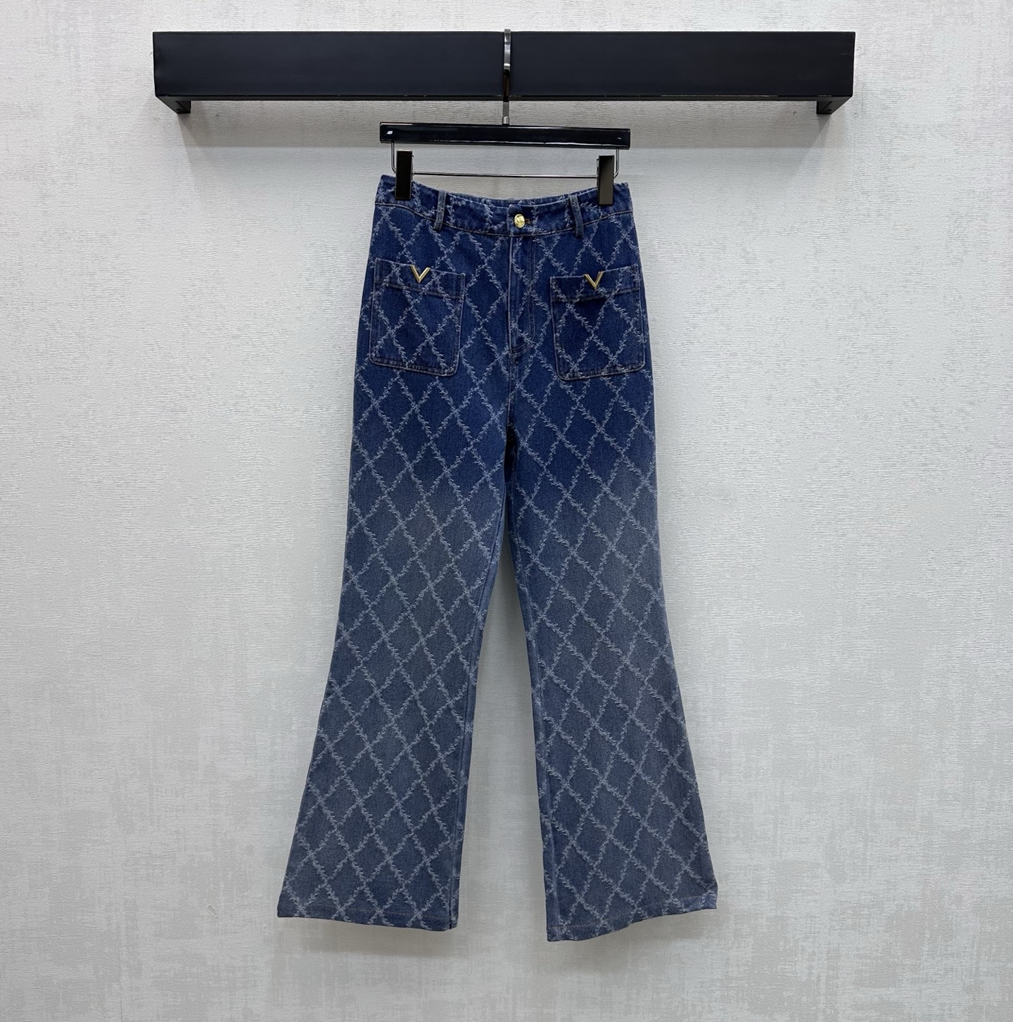 NO:796084,Valentin*2026 new products are on the shelves. High-waisted printed denim trousers are made of YB imported raw twill cotton. They are crisp, comfortable and stylish. The whole body is covered with rhombus washing technology. It presents a retro gradient blue rub color and white texture design. It adds a sense of layering to the look. Symmetrical pockets and buttons are embellished with iconic metal logo decoration. The leather label decoration with engraved letters on the back waist echoes the brand tone. Development of surface accessories. High-waisted trousers cut with a slight flare. Fashionable and slimming.  A must-have short top for sweet and cool girls. High version, valentino,19860909Valentin*2026新品上架高腰印花牛仔长裤定制YB进口原生斜纹全棉材质 挺括舒适有型 通体满铺菱格纹水洗工艺 呈现复古渐变蓝擦色磨白纹理设计 增添造型层次感 对称口袋与纽扣点缀标志性金属徽标装饰 后腰刻印字母皮标装饰呼应 彰显品牌调性 面辅料开发 高腰微喇长裤剪裁 穿搭时髦显瘦 随意适配短款上衣甜酷女生必备   高版本,,valentino,,Women's clothing