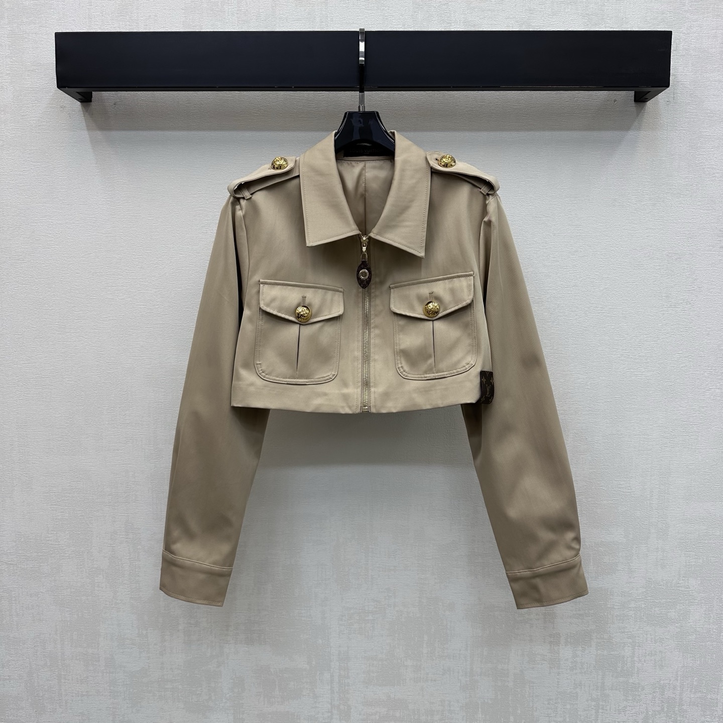 NO:796090,Louis Vuitto*2026 new arrivals, short work jackets, custom-made YB imported windbreaker material. Its characteristics are slightly stretchy and comfortable, windproof and upright. It adopts the design of right shoulder work wear shoulder straps and is decorated with symmetrical flap pockets on the chest to add a sense of layering to the look. The retro khaki tone brings a casual atmosphere. The placket leather buckle metal zipper and the letters on the side of the waist are decorated with brand names to highlight the brand's tone. Neat and handsome. Development of surface accessories  The short lapel zippered jacket is cut in a tailored style. The waisted version can also optimize the body proportions. You can wear it casually with overalls or denim skirts to create a casual and high-end street style. A perfect spring street item. High version, Louis Vuitton, skirts, jackets & coats, jackets & coats,19860909Louis Vuitto*2026新品上架短款工装夹克外套定制YB进口风衣材质 其特性微弹舒适 防风立挺 沿用正肩工装肩带设计 配合胸前对称翻盖口袋装饰 增添造型层次感 复古卡其调自带随性氛围 开襟皮扣金属拉链腰间侧边字母齐牌装饰 彰显品牌调性 利落又帅气 面辅料开发 短款翻领拉链开襟外套版型剪裁 收腰版型还能优化身材比例 随意搭配工装裤或牛仔裙都能穿搭出率性又高级的街头风 妥妥的春日炸街单品 高版本,,louis vuitton,skirts,jackets & coats,jackets & coats,,Women's clothing