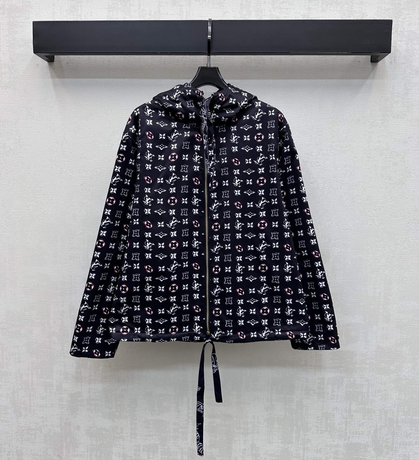 NO:796086,Louis Vuitto*2026 new products are on the shelves. Reversible jacket and windbreaker made of imported YB nylon. Breathable, comfortable and full of texture. It follows the reversible version design. One side is covered with four-leaf clover letter print pattern and one side is covered with contrasting irregular chain print elements to highlight the brand tone. It is matched with classic zipper leather buckle adjustment processing and the collar and hem fabric drawstring adjustment to add layering to the look. Fully reflect the relaxed and fashionable charm of the outfit. Development of surface accessories  Hooded zipper silhouette jacket cut, casual and stylish, high version, 2-way wear,,louis vuitton,jackets & coats,jackets & coats,hats,19860909Louis Vuitto*2026新品上架 双面夹克风衣外套定制YB进口尼龙材质 透气舒适 质感十足 沿用两面穿版型设计 一面满铺四叶草字母印花图案点缀 一面满印撞色不规则链条印花元素 彰显品牌调性 搭配经典拉链皮扣调节处理配合领口下摆本布抽绳调节 增添造型层次感 充分体现穿搭松弛与时尚魅力 面辅料开发 连帽拉链廓形外套剪裁 随意外搭出彩时髦  高版本2面穿,,louis vuitton,jackets & coats,jackets & coats,hats,,Women's clothing