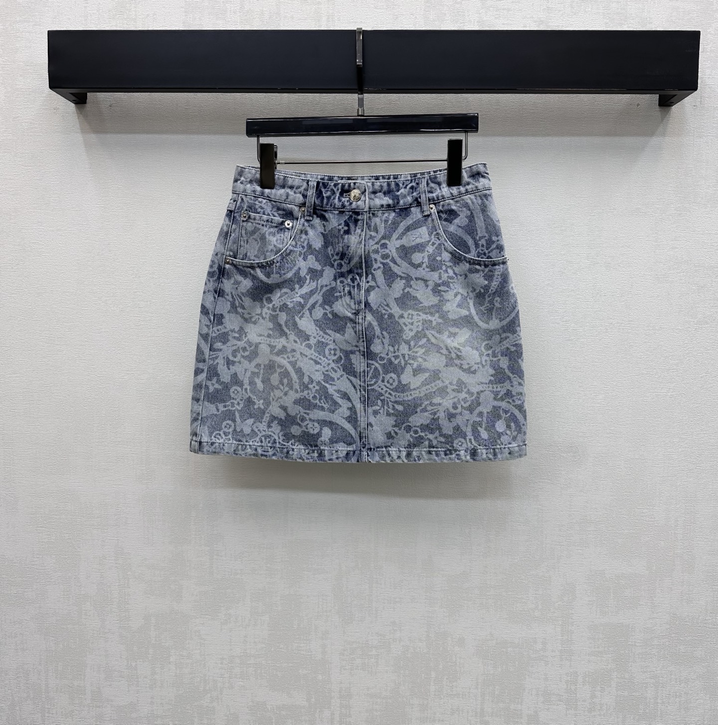 NO:796659,Louis Vuitto*2026 new arrivals printed denim skirt, customized YB imported twill cotton denim material, breathable and comfortable, full of texture, chain printed all over with multi-style printed patterns, iconic letters embellished among them, highlighting the brand tone, symmetrical flap pockets on the hips and leather logo design with contrasting letters on the back, adding layering to the look. Development of surface accessories, high waist buttoned straight skirt cut, can be paired with short-sleeved jackets from the same series, a stylish outfit, high version, louis  vuitton,skirts,jackets & coats,T-shirt,19860909Louis Vuitto*2026新品上架印花牛仔半裙定制YB进口斜纹棉牛仔材质 透气舒适 质感十足 通体满印链条多样式印花图案 标志性字母点缀其中 彰显品牌调性 饰以后臀对称翻盖口袋搭配后腰撞色字母皮标设计 增添造型层次感 面辅料开发 高腰系扣直筒短裙剪裁 可搭配同系列短袖外套 一套穿搭出彩时髦  高版本,,louis vuitton,skirts,jackets & coats,T-shirt,,Women's clothing