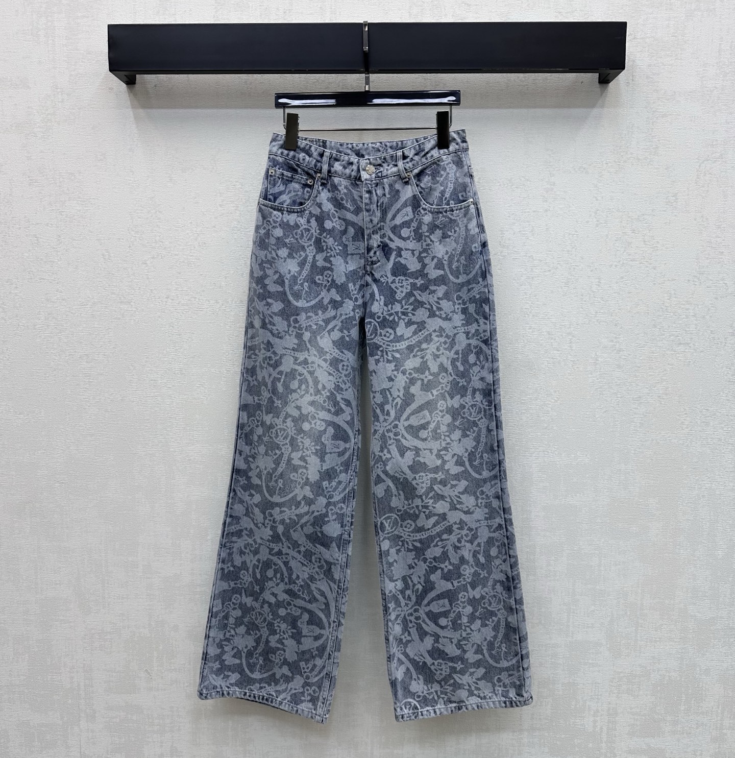 NO:796661,Louis Vuitto*2026 new arrivals printed denim trousers, custom made of YB imported twill cotton denim material, breathable and comfortable, full of texture, chain printed all over with multi-style printed patterns, emblazoned with iconic letters, highlighting the brand's tone. Decorated with symmetrical pockets and leather logo design with contrasting letters on the back waist, adding layering to the look. Development of surface accessories. High-waist buttoned straight trousers cut. Can be paired with short-sleeved jackets from the same series. A stylish outfit, high version, Louis Vuitto*2026 new arrivals.  vuitton,jackets & coats,T-shirt,19860909Louis Vuitto*2026新品上架印花牛仔长裤定制YB进口斜纹棉牛仔材质 透气舒适 质感十足 通体满印链条多样式印花图案 标志性字母点缀其中 彰显品牌调性 饰以对称插兜口袋搭配后腰撞色字母皮标设计 增添造型层次感 面辅料开发 高腰系扣直筒长裤剪裁 可搭配同系列短袖外套 一套穿搭出彩时髦  高版本,,louis vuitton,jackets & coats,T-shirt,,Women's clothing
