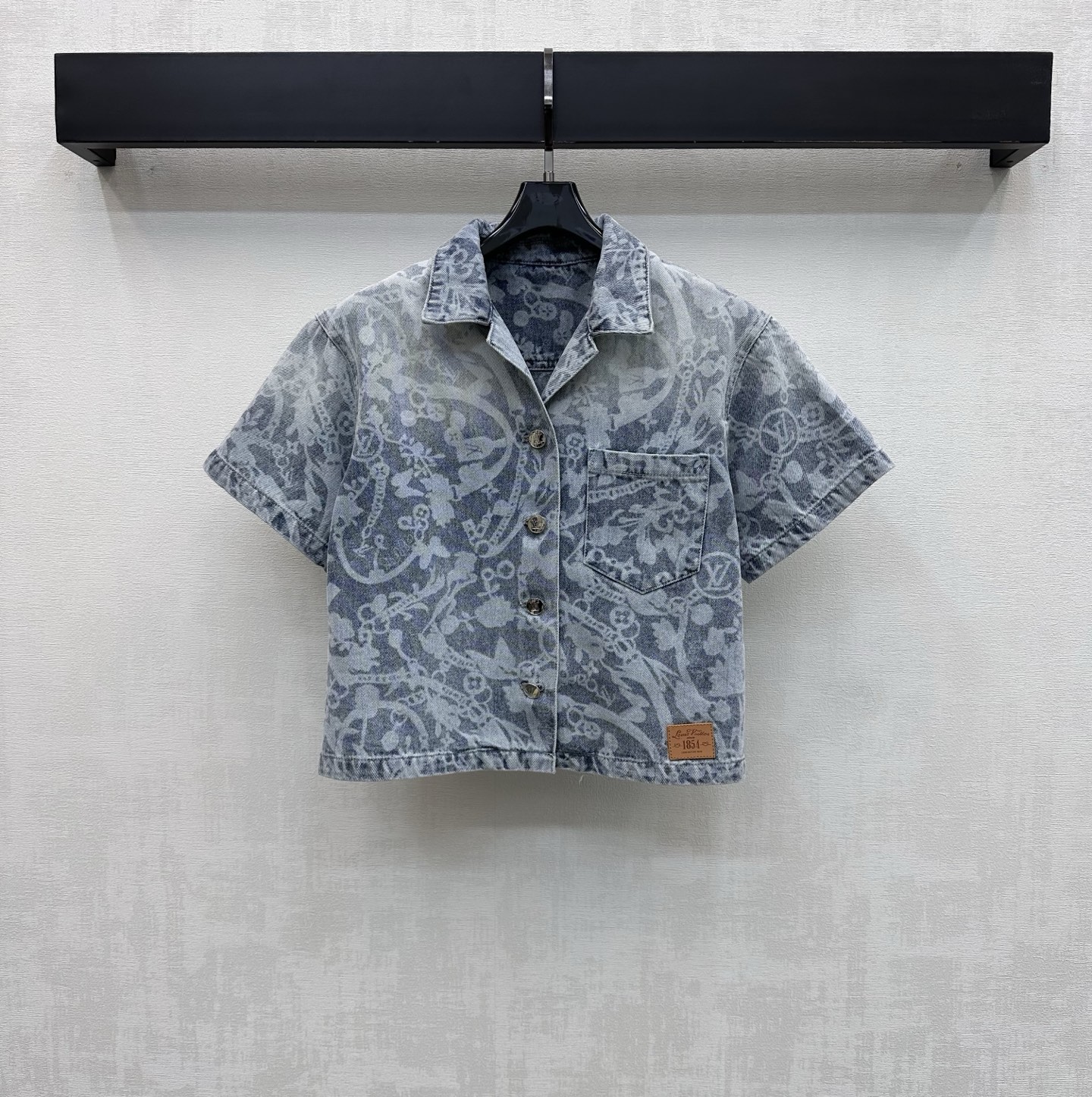 NO:796674,Louis Vuitto*2026 new arrival printed denim short-sleeved jacket made of YB imported twill cotton denim material. Breathable, comfortable and full of texture. The whole body is printed with chain multi-style printed patterns. The iconic letters are embellished to highlight the brand tone. Decorated with engraved metal buttons on the placket for adjustment and a contrasting leather logo design on the waist to add layering to the look. Development of surface accessories. Lapel short-sleeved shirt jacket tailoring. Can be paired with skirts and trousers of the same series. A stylish outfit.  High version,,louis vuitton,skirts,jackets & coats,T-shirt,19860909Louis Vuitto*2026新品上架印花牛仔短袖外套定制YB进口斜纹棉牛仔材质 透气舒适 质感十足 通体满印链条多样式印花图案 标志性字母点缀其中 彰显品牌调性 饰以开襟刻印金属纽扣调节搭配腰侧撞色字母皮标设计 增添造型层次感 面辅料开发 翻领短袖衬衣外套剪裁 可搭配同系列裙裤装 一套穿搭出彩时髦  高版本,,louis vuitton,skirts,jackets & coats,T-shirt,,Women's clothing