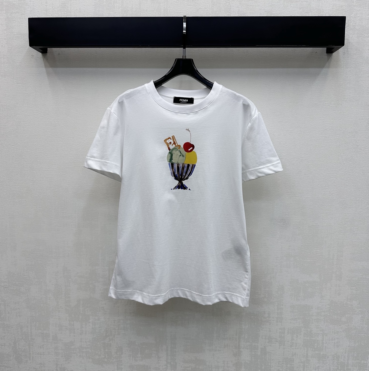 NO:797735,Fend*2026 new products are on the shelves. Round neck ice cream cup printing. Customized YB imported cotton material. High quality, comfortable and breathable. The neckline is processed with threaded hemming details to add layering to the look. The iconic letter logo element of the ice cream pattern is centered on the chest to highlight the brand tone. Development of surface accessories. Conventional round neck short-sleeved T-shirt tailoring. Casual and relaxed for daily commuting. Stylish when worn alone. High version, fendi, T-shirt, tees, t-shirt,19860909Fend*2026新品上架圆领雪糕杯印花定制YB进口全棉材质 质感上乘 舒适透气 领口采用螺纹包边细节处理 增添造型层次感 胸前居中点缀冰淇淋图案标志性字母徽标元素 彰显品牌调性 面辅料开发 常规圆领短袖T恤剪裁 日常通勤休闲松弛 单穿内搭出彩时髦 高版本,,fendi,T-shirt,tees，t-shirt,,Women's clothing