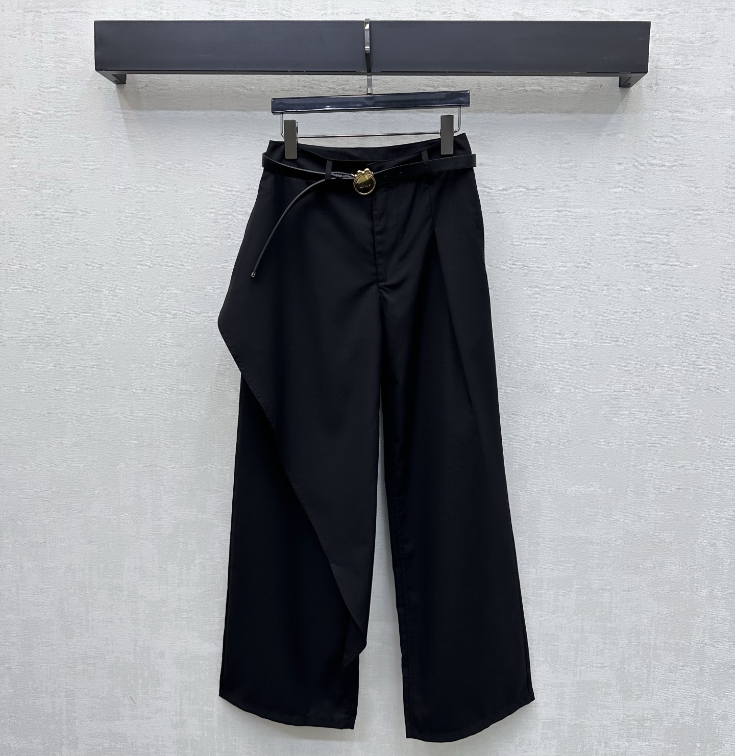 NO:796648,Dio*2026 new products are on the shelves. Irregular belted trousers are made of YB imported rayon material. Breathable and comfortable, retro and fashionable. The irregular scarlet edge cutting design of one side of the trouser legs is used to add layering to the look. Iconic engraved metal waist buckle belt adjustment decoration highlights the brand tone. Cool and stylish. Surface accessories development. High waist buttoned straight trousers cut. The upper body shows the proportion of the body. Casual matching and matching for more unique charm. High version, dior,19860909Dio*2026新品上架不规则腰带西裤定制YB进口人棉材质 透气舒适 复古时尚 沿用单侧裤腿不规则绯边裁剪设计 增添造型层次感 标志性刻印金属腰扣皮带调节装饰 彰显品牌调性 酷飒有型 面辅料开发 高腰系扣直筒长裤剪裁 上身显身材比例 随意搭配穿搭更为独特魅力 高版本,,dior,,Women's clothing