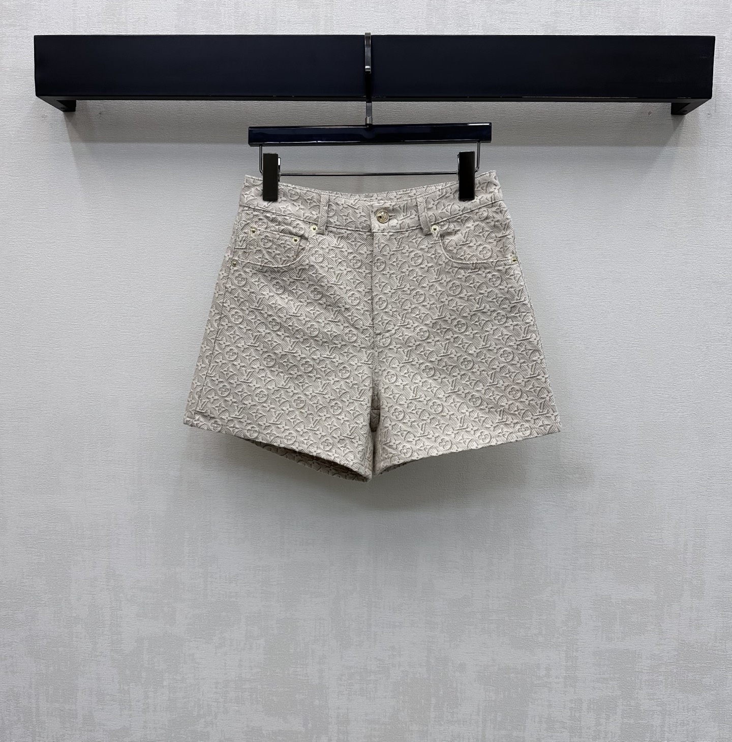 NO:796662,Louis Vuitto*2026 new arrivals printed denim shorts customized with YB imported twill cotton denim material. Multiple washes present a crisp texture. Light apricot tone old flower dark pattern low-key outlines a high-end texture. Highlights the brand tonal fabric. Crisp yet soft. Clean cut design adds layering to the look. Surface accessories development. High-waisted buttoned shorts cut. Can be matched with jackets from the same series. Easily raise the waistline to show leg length. Wear with a French accent that is both sweet and cool.  high version,,louis vuitton,shorts,jackets & coats,19860909Louis Vuitto*2026新品上架印花牛仔短裤定制YB进口斜纹棉牛仔材质 多重水洗呈现出挺括质感 浅杏调老花暗纹低调勾勒高级质感 彰显品牌调性面料挺括又不失柔软度利落裁剪设计 增添造型层次感 面辅料开发 高腰系扣短裤版型剪裁 可搭配同系列夹克 轻松拉高腰线显腿长 穿搭甜酷兼具的法式腔调 高版本,,louis vuitton,shorts,jackets & coats,,Women's clothing