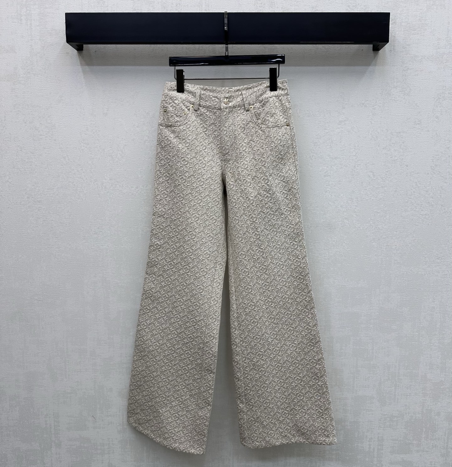 NO:796666,Louis Vuitto*2026 new arrival printed denim trousers customized with YB imported twill cotton denim material. Multiple washes present a crisp texture. Light apricot tone old flower dark pattern low-key outlines the high-end texture. Highlights the brand tonal fabric. Crisp yet soft. Clean cut design adds style layering. Surface accessories development. High-waisted buttoned trousers cut. Can be matched with jackets of the same series. Easily raise the waistline to show longer legs. Wear with a French accent that is both sweet and cool.  high version,,louis vuitton,jackets & coats,19860909Louis Vuitto*2026新品上架印花牛仔长裤定制YB进口斜纹棉牛仔材质 多重水洗呈现出挺括质感 浅杏调老花暗纹低调勾勒高级质感 彰显品牌调性面料挺括又不失柔软度利落裁剪设计 增添造型层次感 面辅料开发 高腰系扣长裤版型剪裁 可搭配同系列夹克 轻松拉高腰线显腿长 穿搭甜酷兼具的法式腔调  高版本,,louis vuitton,jackets & coats,,Women's clothing