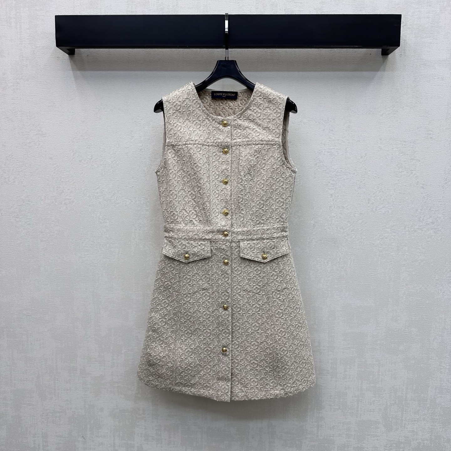 NO:796670,Louis Vuitto*2026 new arrivals printed denim vest dress customized with YB imported twill cotton denim material. Multiple washes present a crisp texture. Light apricot tone old flower dark pattern low-key outlines high-end texture. The fabric is crisp yet soft and neatly cut to highlight the brand's tone. The waist style is matched with the placket metal engraved button adjustment design to add layering to the look. Surface accessories development. Round neck vest skirt style tailoring. Easily raise the waistline to show leg length.  Dress with a French accent that is both sweet and cool. High version, Louis Vuitton, skirts,19860909Louis Vuitto*2026新品上架印花牛仔背心裙定制YB进口斜纹棉牛仔材质 多重水洗呈现出挺括质感 浅杏调老花暗纹低调勾勒高级质感 面料挺括又不失柔软度利落裁剪 彰显品牌调性 收腰版型配合开襟金属刻印纽扣调节设计 增添造型层次感 面辅料开发 圆领背心裙版型剪裁 轻松拉高腰线显腿长 穿搭甜酷兼具的法式腔调  高版本,,louis vuitton,skirts,,Women's clothing