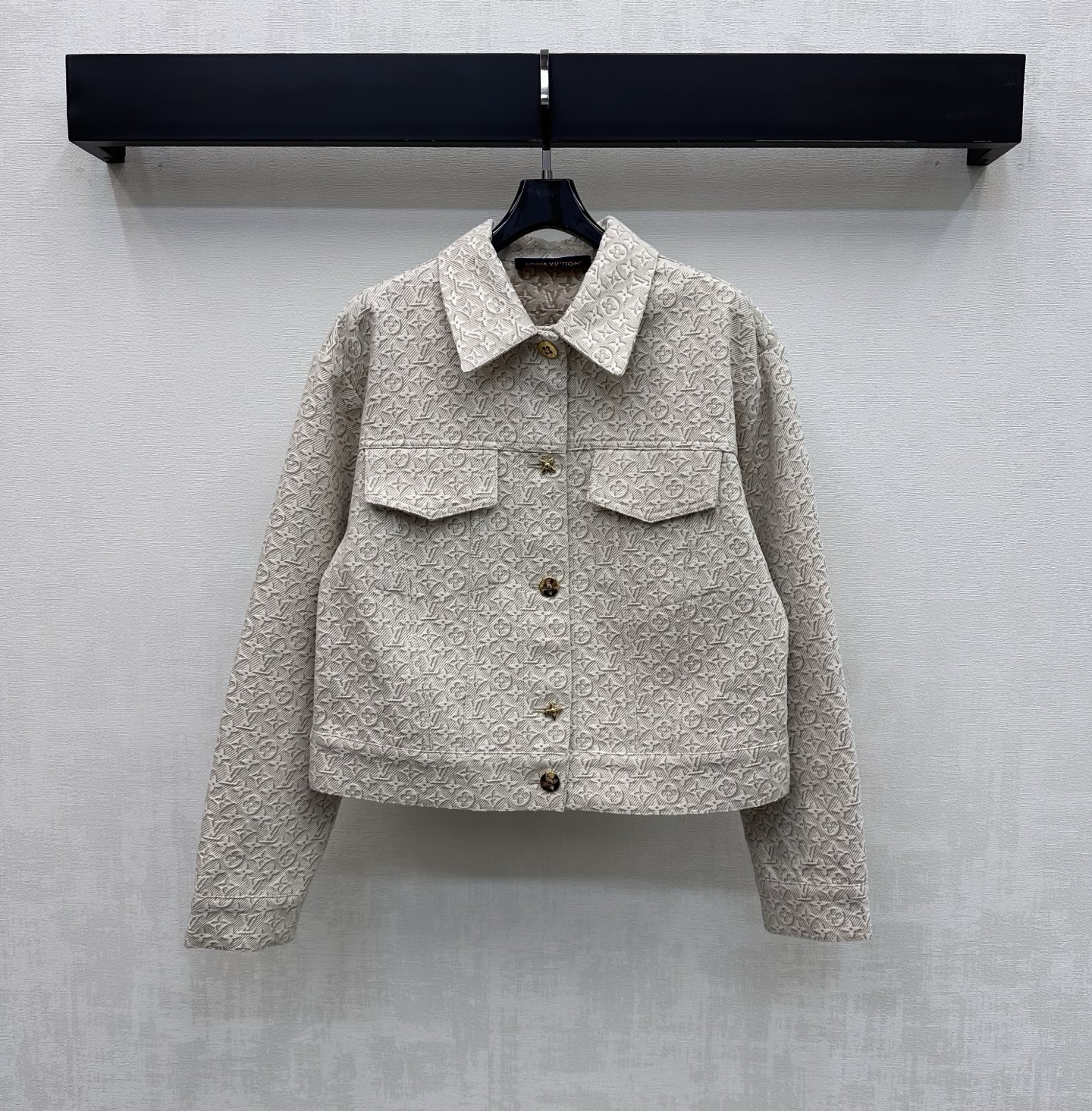 NO:796660,Louis Vuitto*2026 new arrivals printed denim jacket jacket custom made of YB imported twill cotton denim material Multiple washes present a crisp texture Light apricot tone old flower dark pattern low-key outlines a high-end texture The fabric is crisp yet soft and neatly cut to highlight the brand's tone Short version with placket metal logo button adjustment design to add layering to the look Surface accessories development Lapel jacket jacket style tailoring Can be paired with long shorts from the same series Easily raise the waistline to show longer legs  Dress with a French accent that is both sweet and cool. High version,,louis vuitton,shorts,jackets & coats,jackets & coats,19860909Louis Vuitto*2026新品上架印花牛仔夹克外套定制YB进口斜纹棉牛仔材质 多重水洗呈现出挺括质感 浅杏调老花暗纹低调勾勒高级质感 面料挺括又不失柔软度利落裁剪 彰显品牌调性 短款版型配合开襟金属徽标纽扣调节设计 增添造型层次感 面辅料开发 翻领夹克外套版型剪裁 可搭配同系列长短裤 轻松拉高腰线显腿长 穿搭甜酷兼具的法式腔调  高版本,,louis vuitton,shorts,jackets & coats,jackets & coats,,Women's clothing
