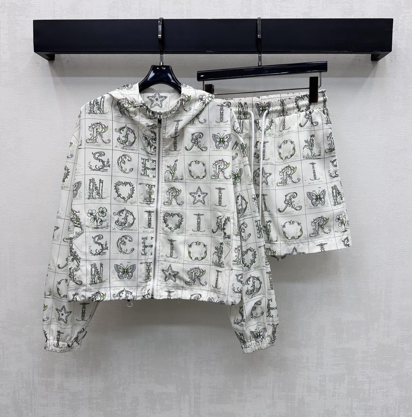 NO:796655,Dio*2026 new product launch, letter printed sun protection suit, custom-made YB imported lightweight nylon material, windproof, comfortable and stylish, all-over printed iconic letter elements, highlighting the brand tone, zipper adjustment with drawstring design, adding layering to the look, development of fabric accessories, hooded zipper jacket, drawstring shorts cut, high-end and fashionable daily commuting set (with breathable fishnet lining), high version 2 colors, dior, shorts, jackets &  coats,hats,19860909Dio*2026新品上架字母印花防晒套装定制YB进口轻薄尼龙材质 防风舒适有型 通体满印花体标志性字母元素 彰显品牌调性 开襟拉链调节配合抽绳收型设计 增添造型层次感 面辅料开发 连帽拉链外套抽绳短裤剪裁 日常通勤成套穿搭高级时髦（搭配透气渔网内衬）  高版本2色,,dior,shorts,jackets & coats,hats,,Women's clothing