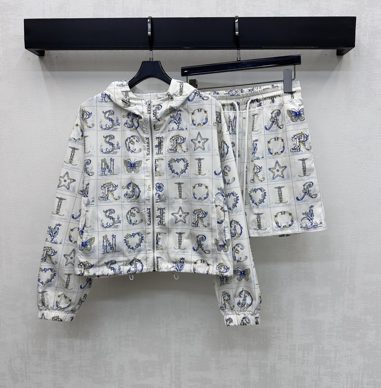 NO:796650,Dio*2026 new product launch, letter printed sun protection suit, custom-made YB imported lightweight nylon material, windproof, comfortable and stylish, all-over printed iconic letter elements, highlighting the brand tone, zipper adjustment with drawstring design, adding layering to the look, development of fabric accessories, hooded zipper jacket, drawstring shorts cut, high-end and fashionable daily commuting set (with breathable fishnet lining), high version 2 colors, dior, shorts, jackets &  coats,hats,19860909Dio*2026新品上架字母印花防晒套装定制YB进口轻薄尼龙材质 防风舒适有型 通体满印花体标志性字母元素 彰显品牌调性 开襟拉链调节配合抽绳收型设计 增添造型层次感 面辅料开发 连帽拉链外套抽绳短裤剪裁 日常通勤成套穿搭高级时髦（搭配透气渔网内衬）  高版本2色,,dior,shorts,jackets & coats,hats,,Women's clothing